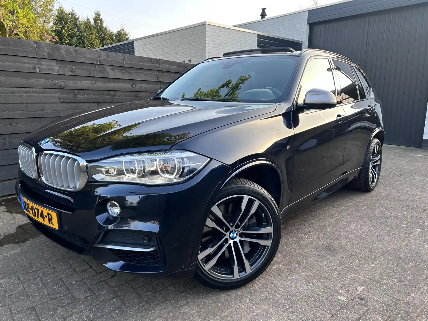BMW X5 M50d, Standkachel, HUD, H&K, Org NL, Perfect onder Zwart - 1