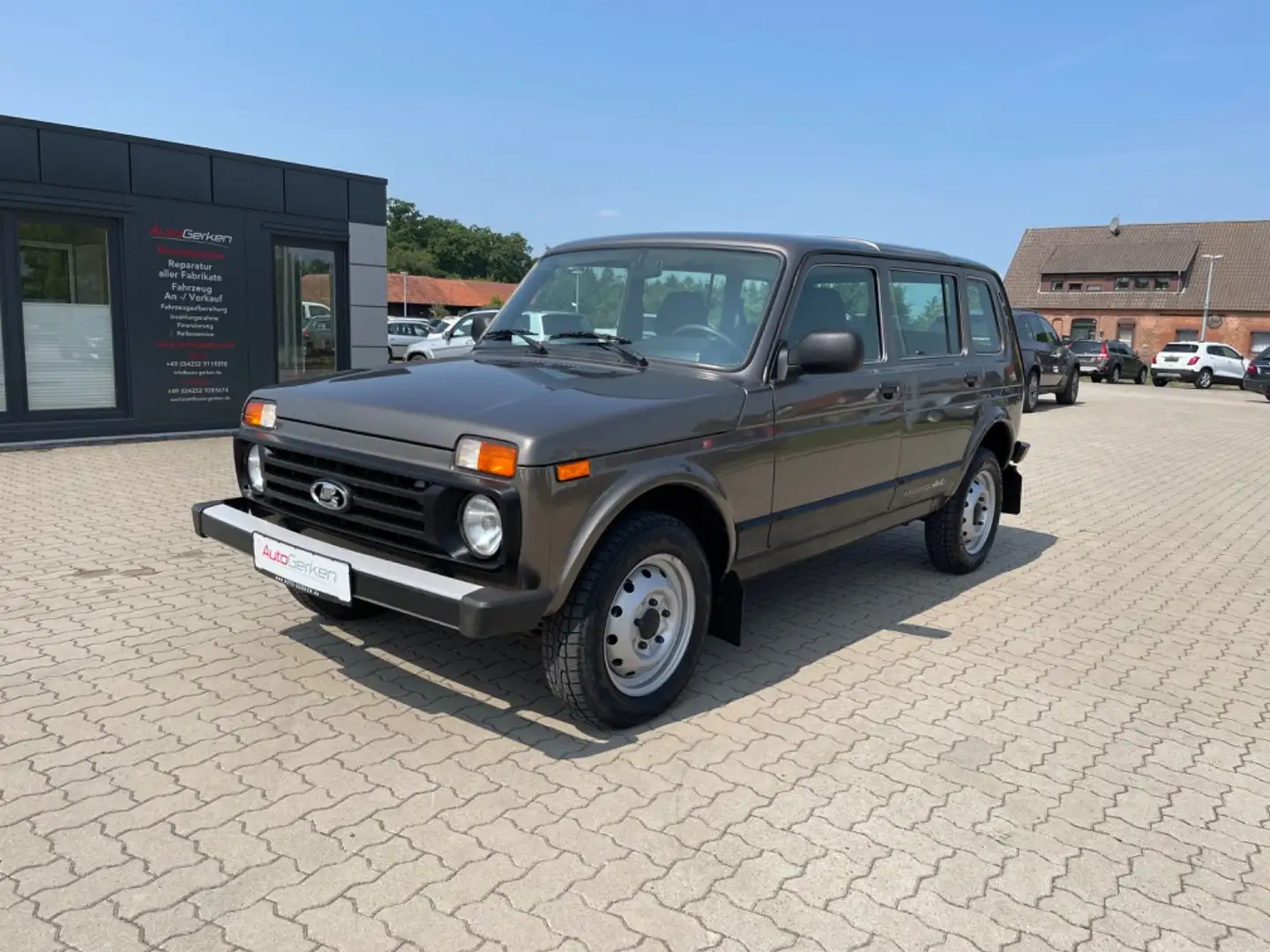 Lada Niva Taiga 1.7 4x4 1HD Grau - 1
