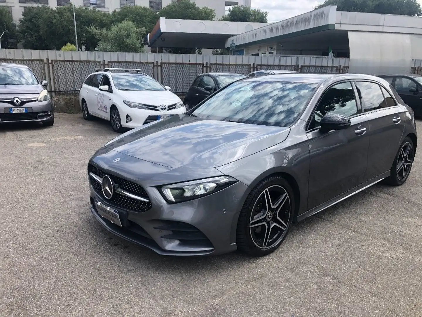 Mercedes-Benz A 180 d Automatic Premium Grijs - 1