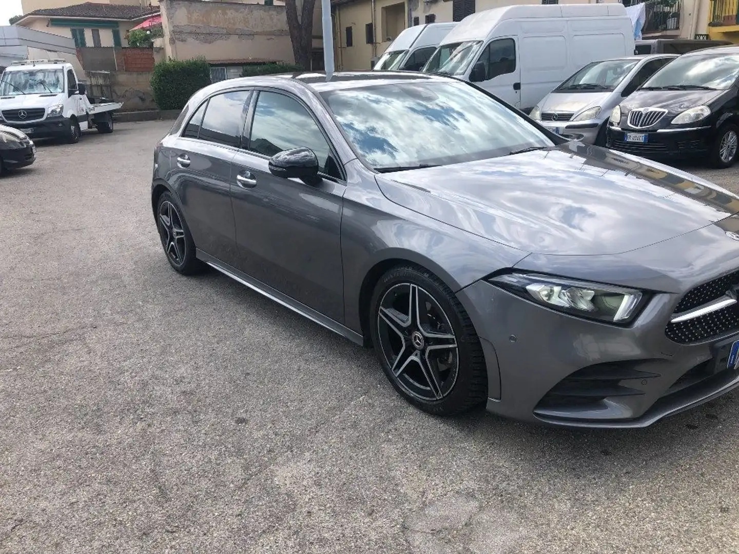 Mercedes-Benz A 180 d Automatic Premium Grijs - 2