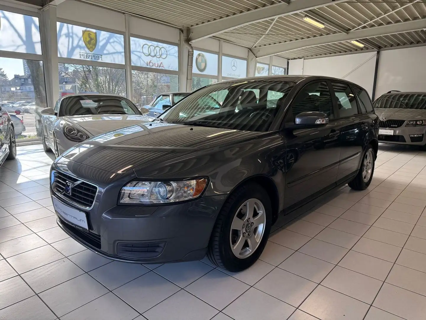 Volvo V50 1.6 D/PDC/Perfektes Scheckheft Grau - 1