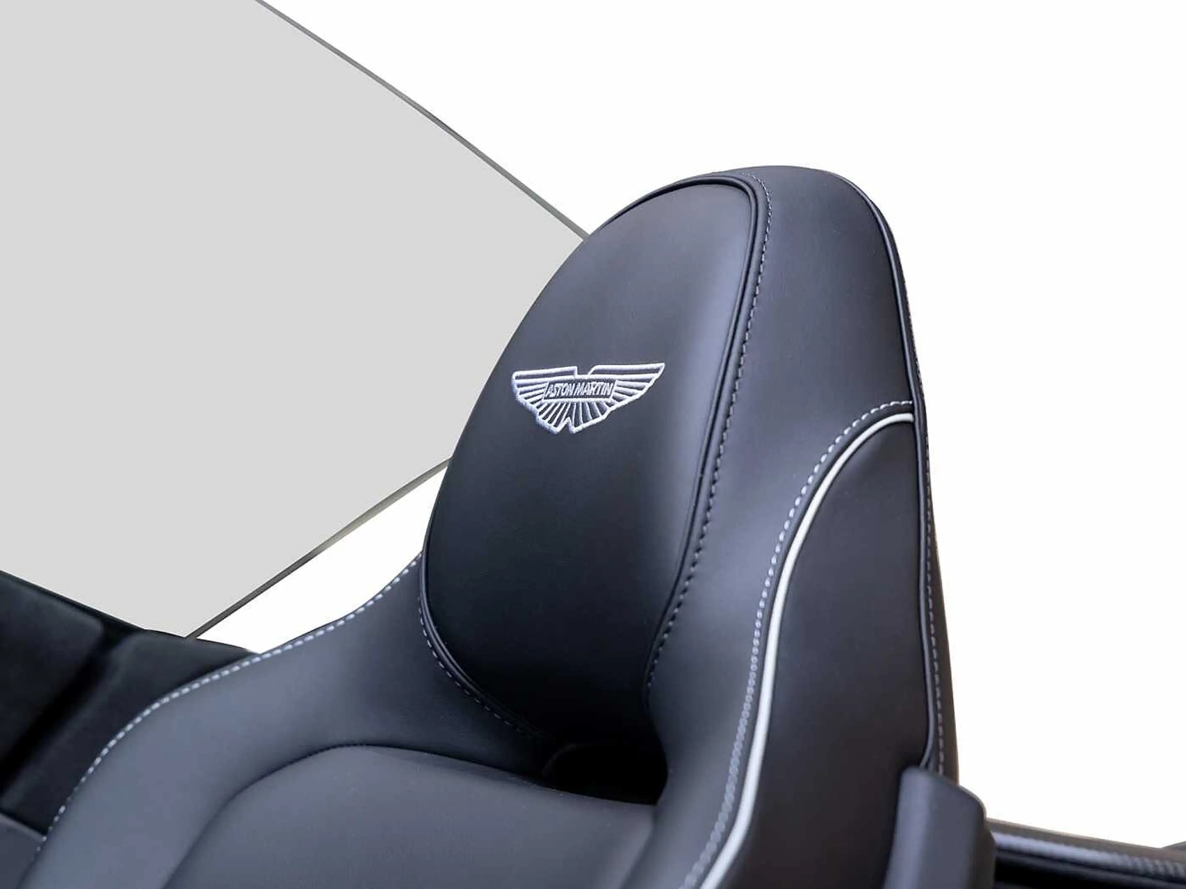 Aston Martin Vanquish Volante -Aluminite Silver- — photo 5