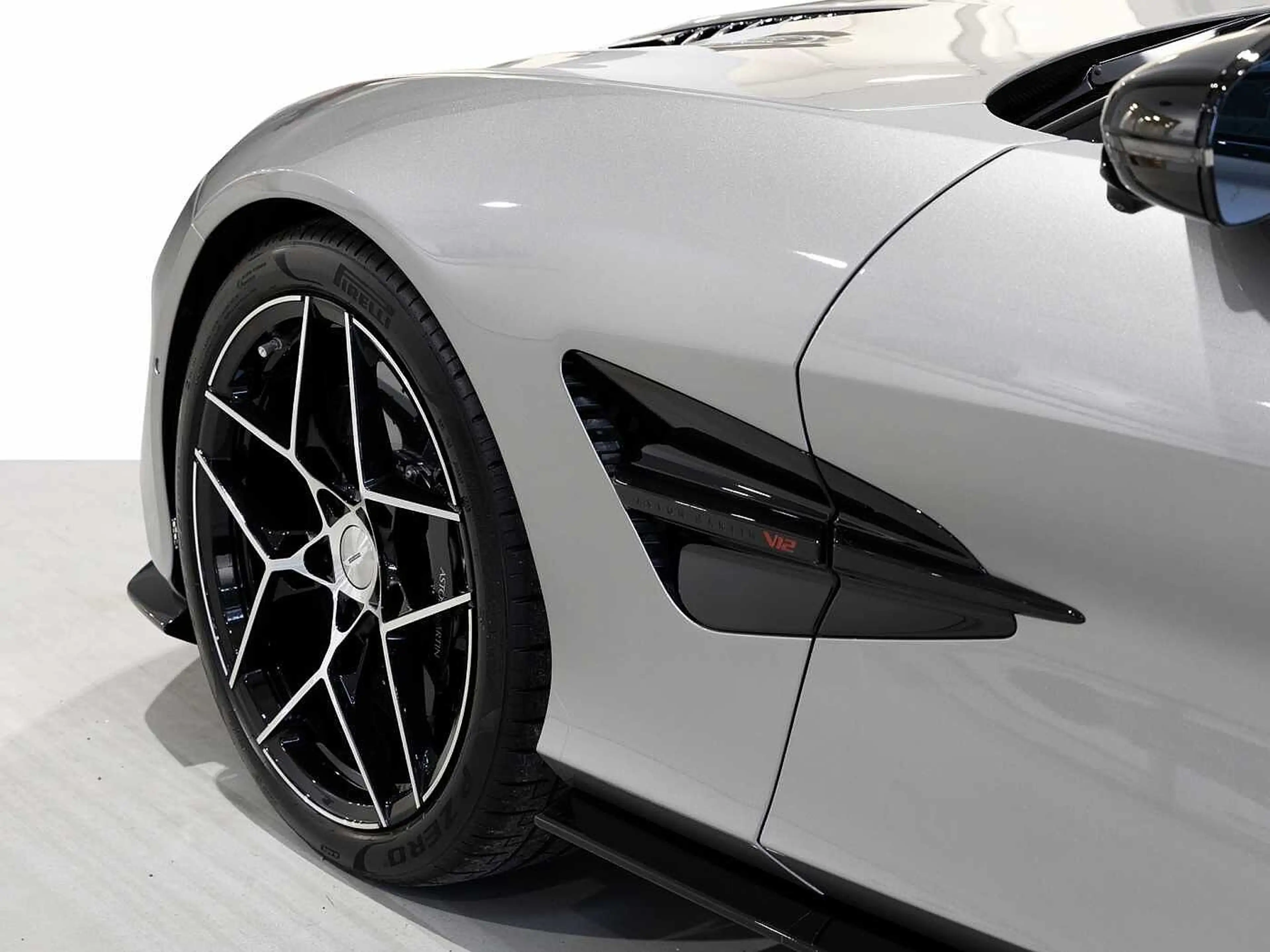 Aston Martin Vanquish Volante -Aluminite Silver- — photo 9