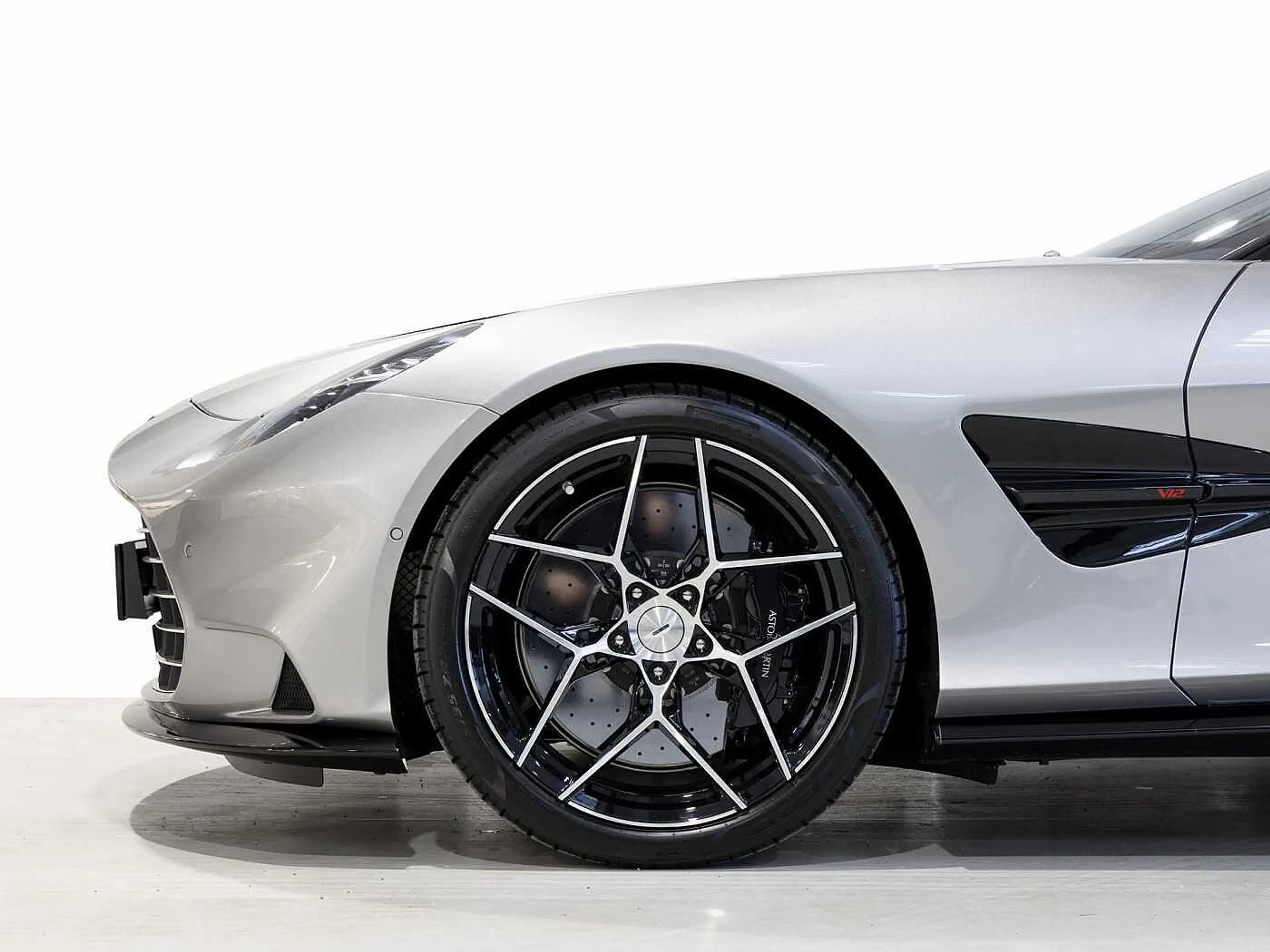 Aston Martin Vanquish Volante -Aluminite Silver- — photo 12
