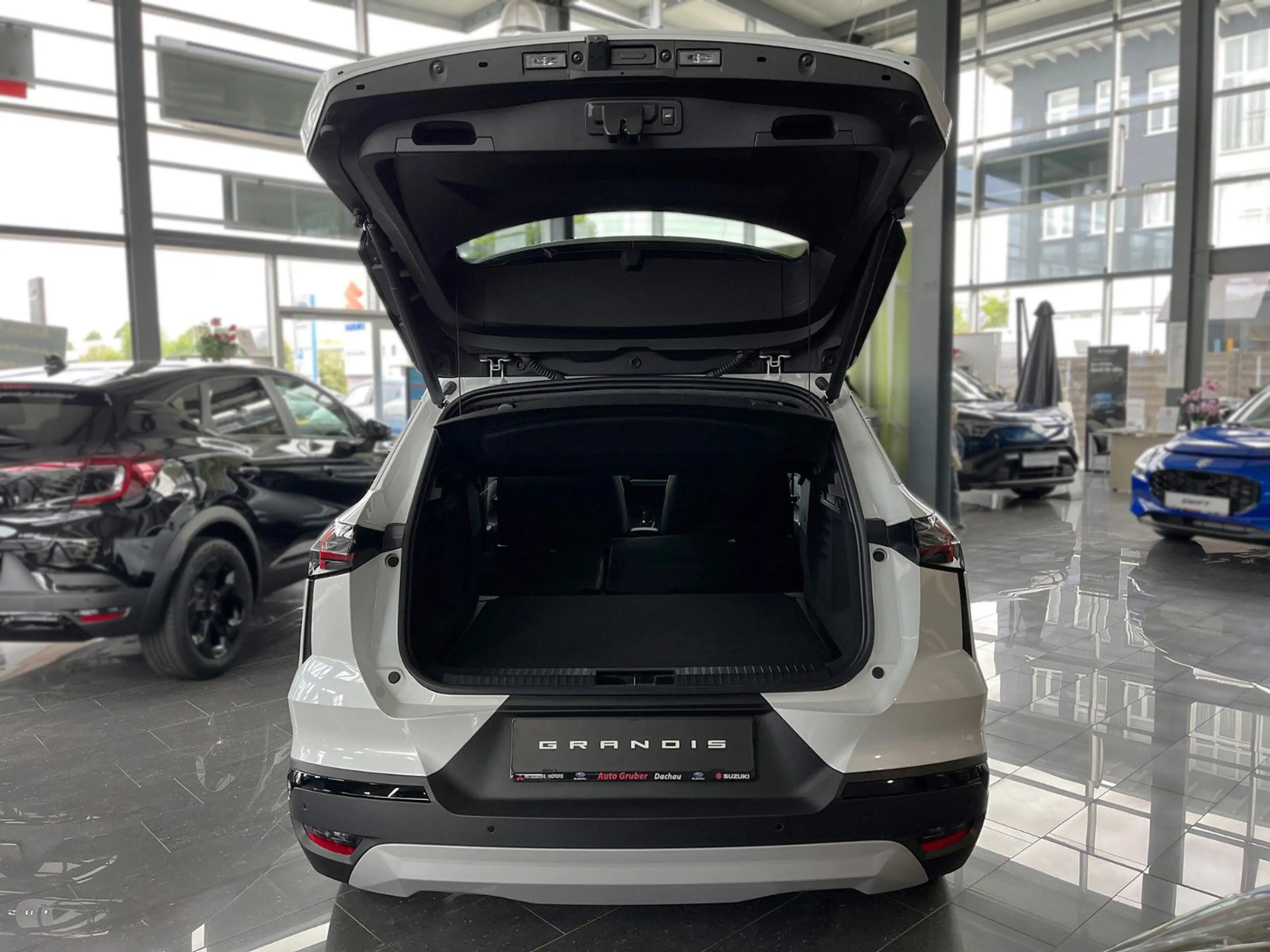 Mitsubishi Grandis 1.8 HEV 116 kW Intro Edition AT — photo 6