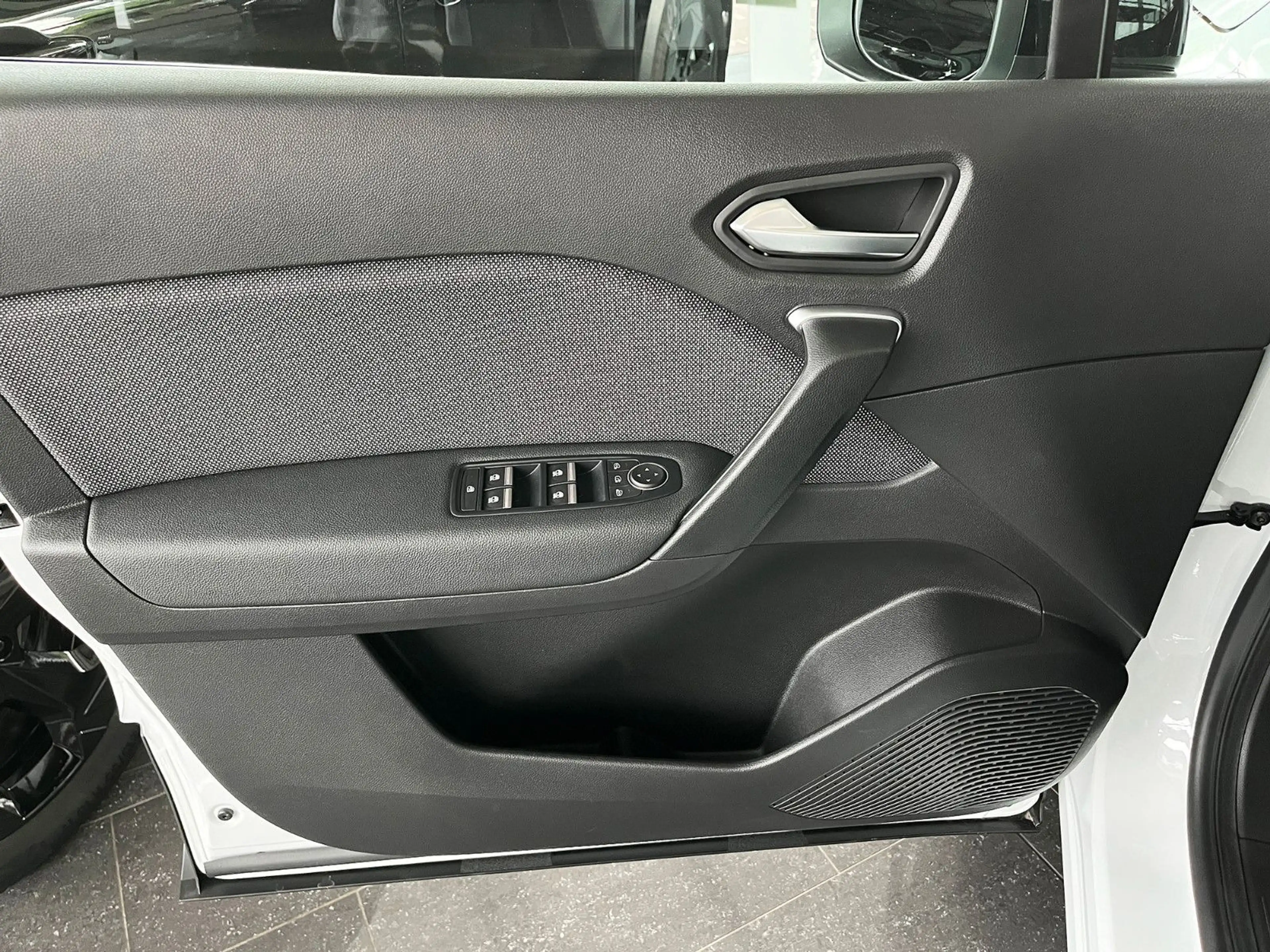 Mitsubishi Grandis 1.8 HEV 116 kW Intro Edition AT — photo 9