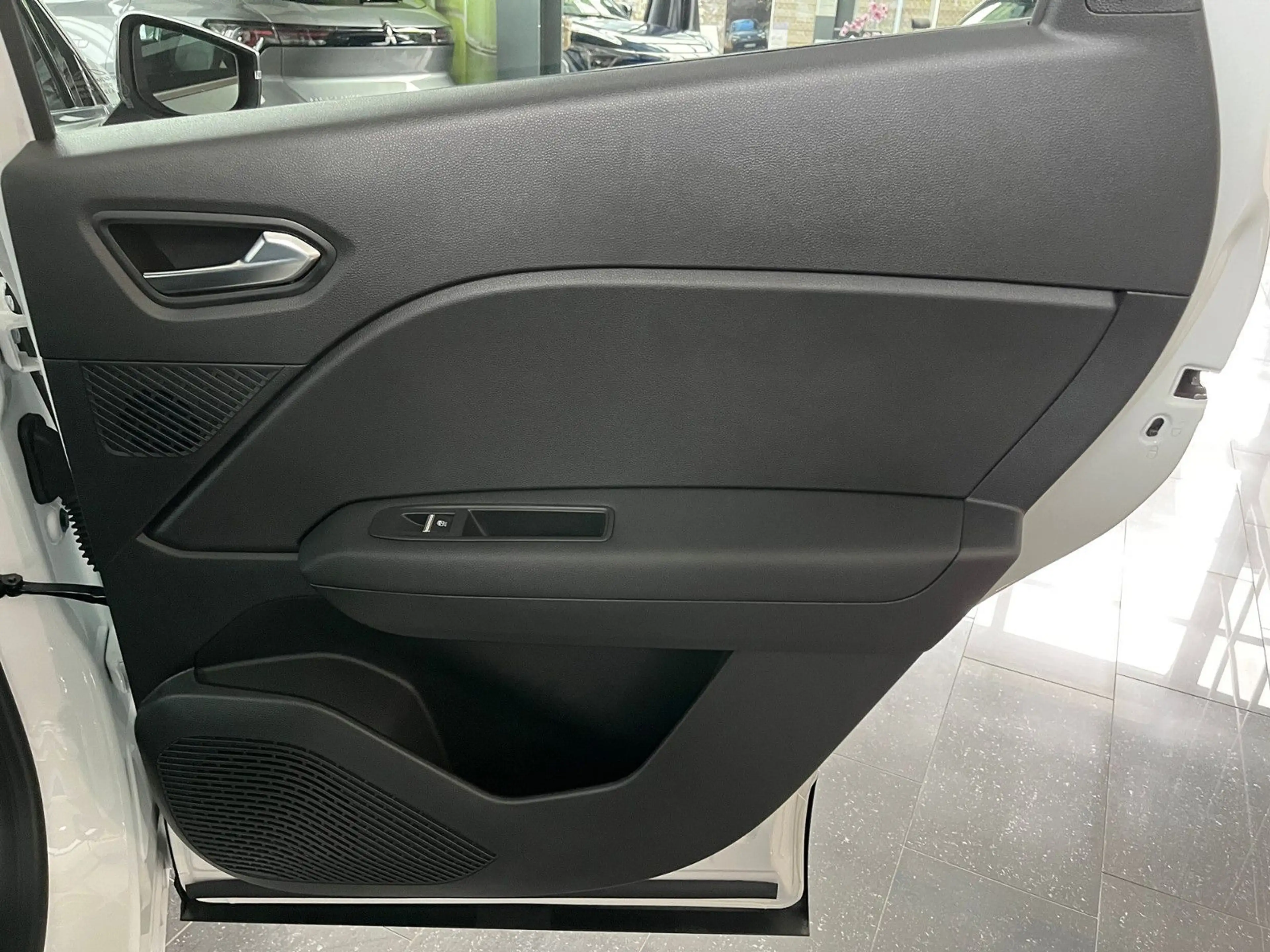 Mitsubishi Grandis 1.8 HEV 116 kW Intro Edition AT — photo 10