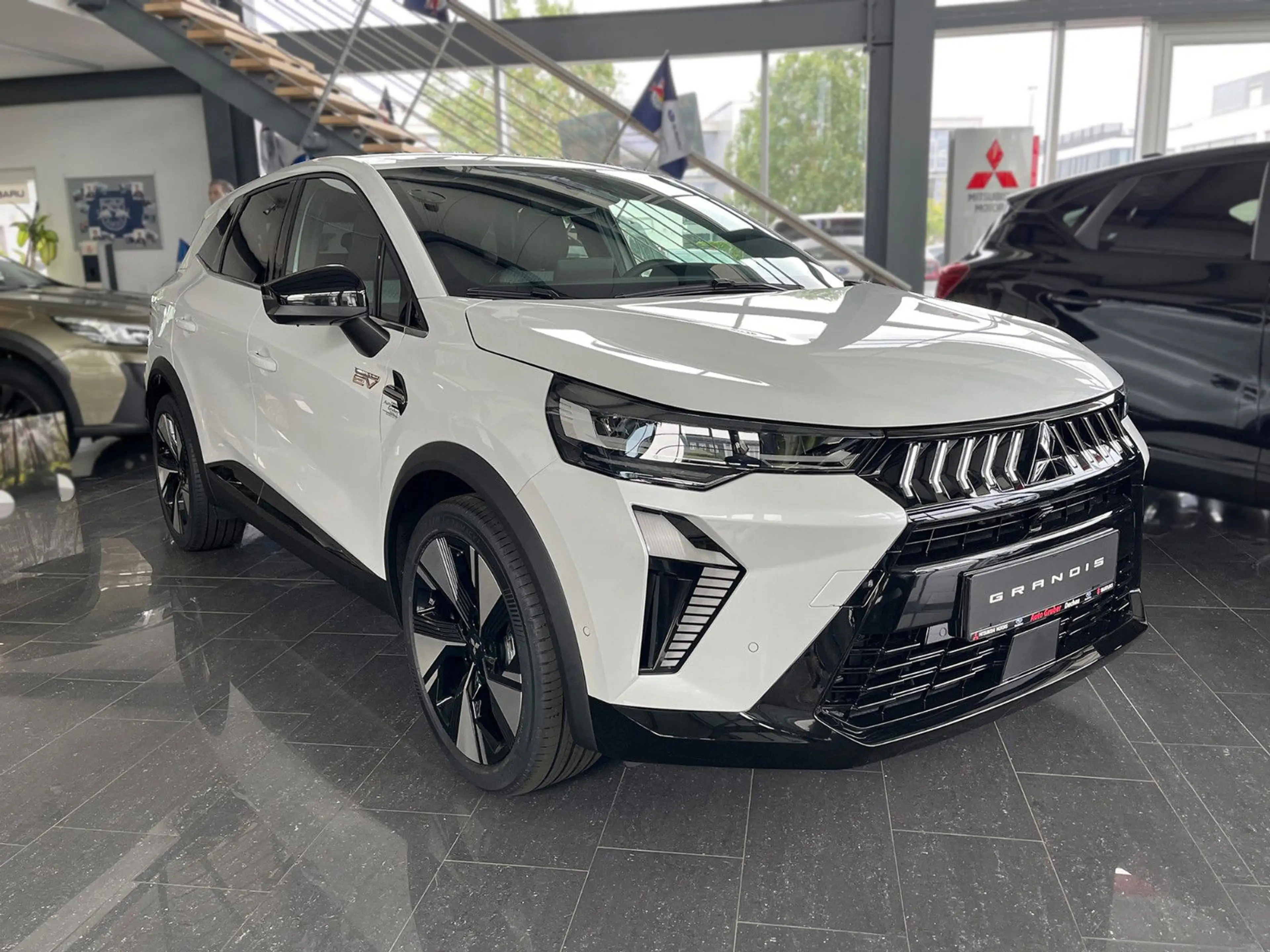 Mitsubishi Grandis 1.8 HEV 116 kW Intro Edition AT — photo 2
