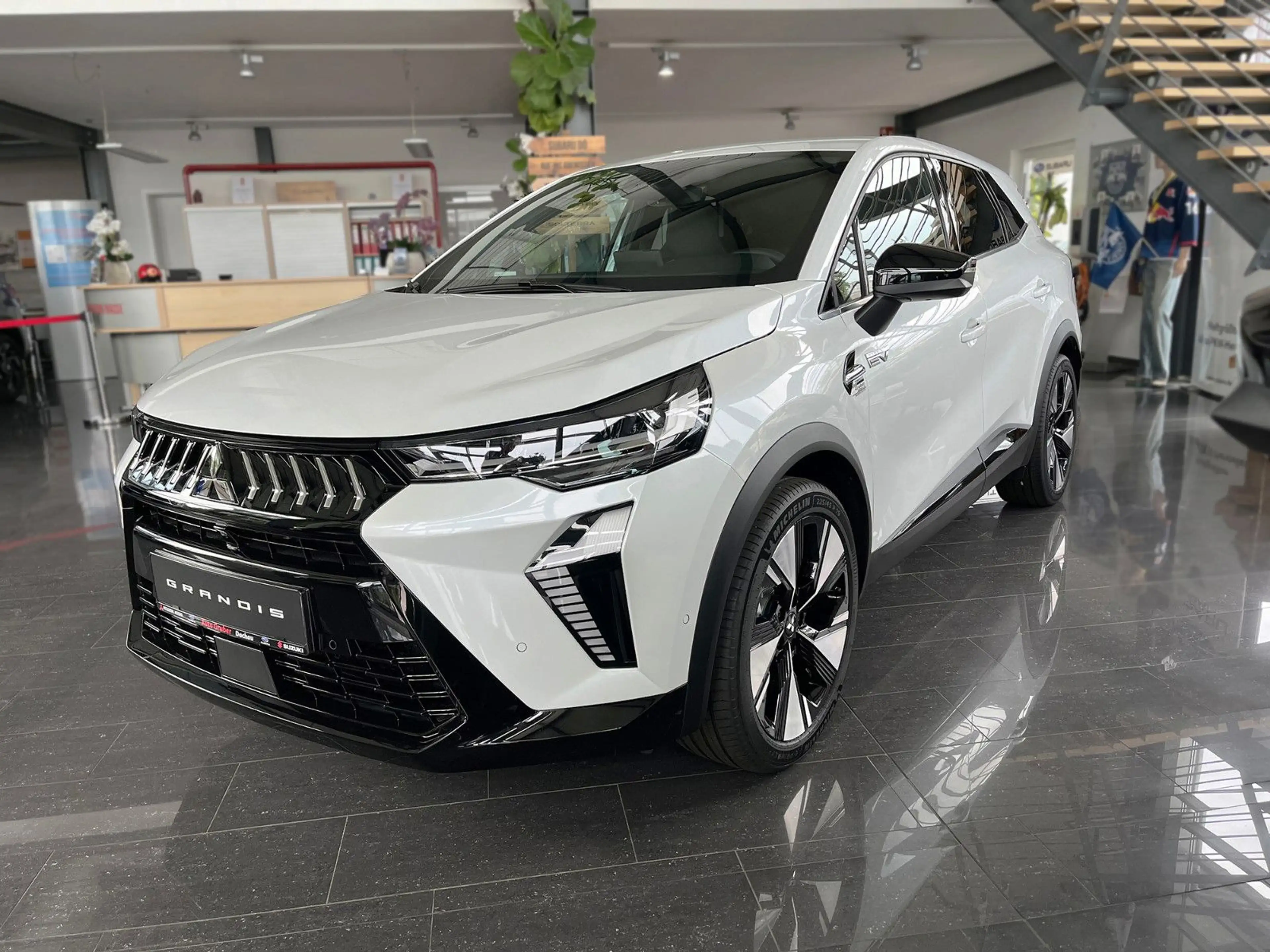 Mitsubishi Grandis 1.8 HEV 116 kW Intro Edition AT — photo 3