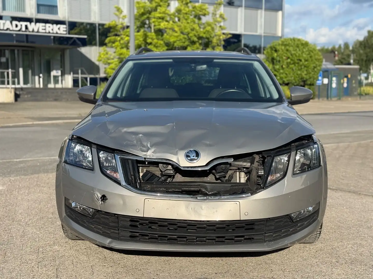 Skoda Octavia 1.6 TDI DSG Combi: 1 Hand,Navi,SHZ,AHK Grau - 2