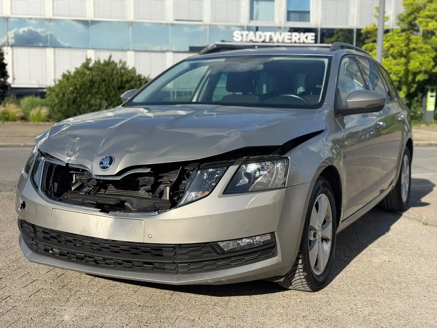 Skoda Octavia 1.6 TDI DSG Combi: 1 Hand,Navi,SHZ,AHK Grau - 1