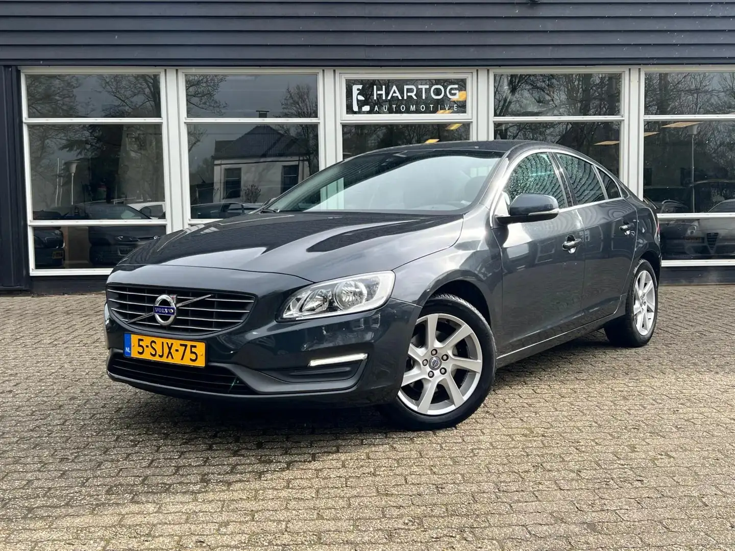 Volvo S60 1.6 T3 Momentum | Autm | Navi | Clima | Šedá - 1