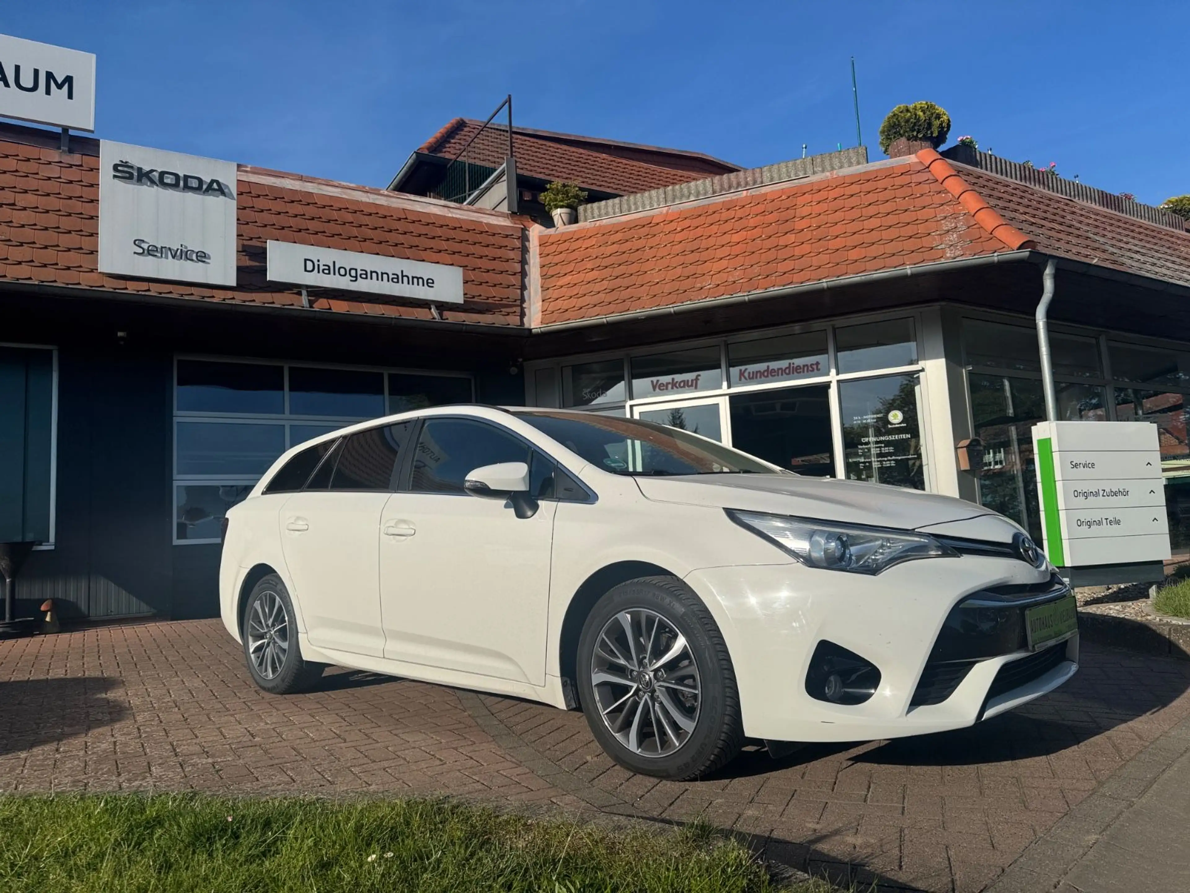 Toyota Avensis Touring Sports Edition-S — photo 3