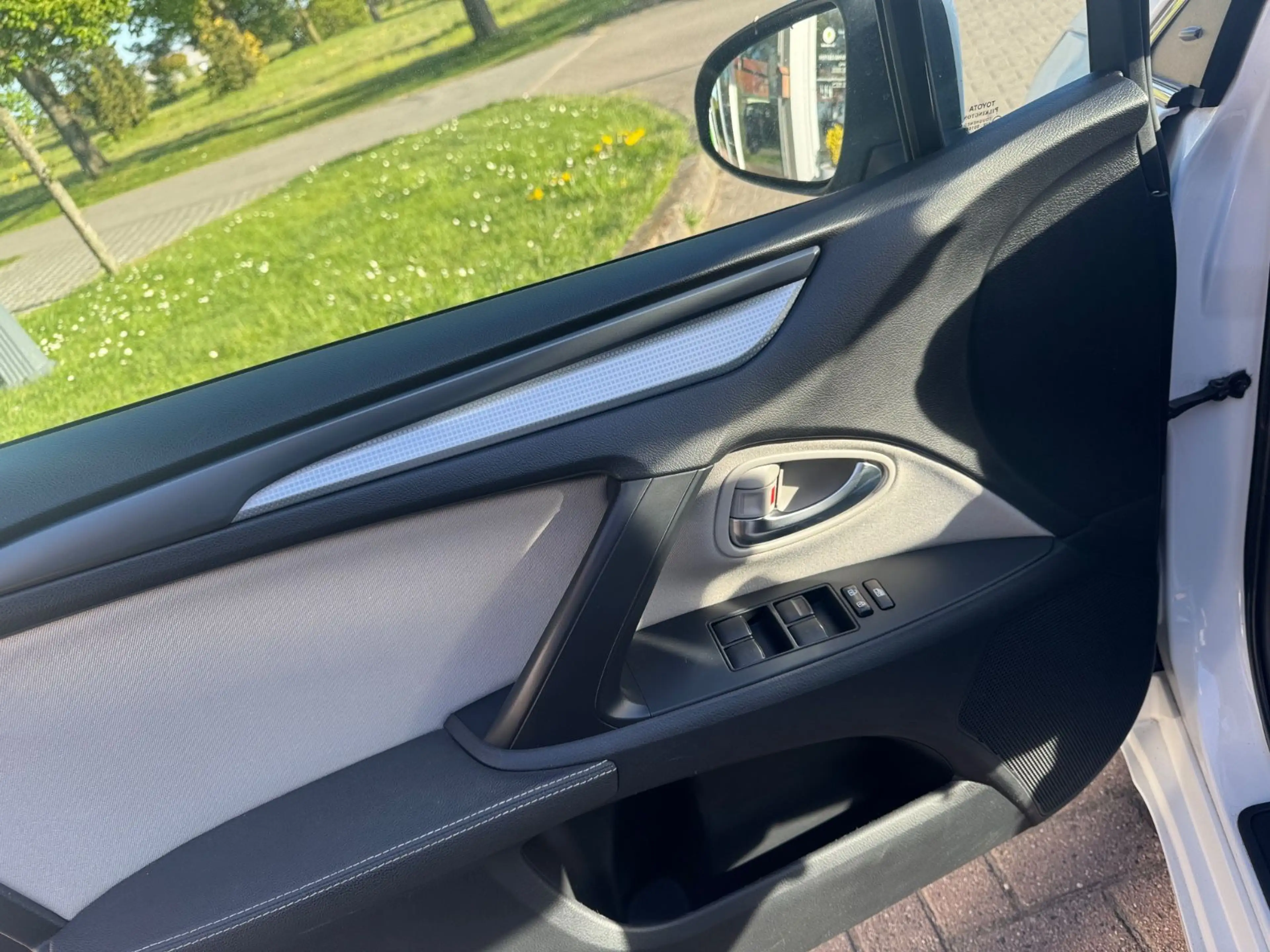 Toyota Avensis Touring Sports Edition-S — photo 12