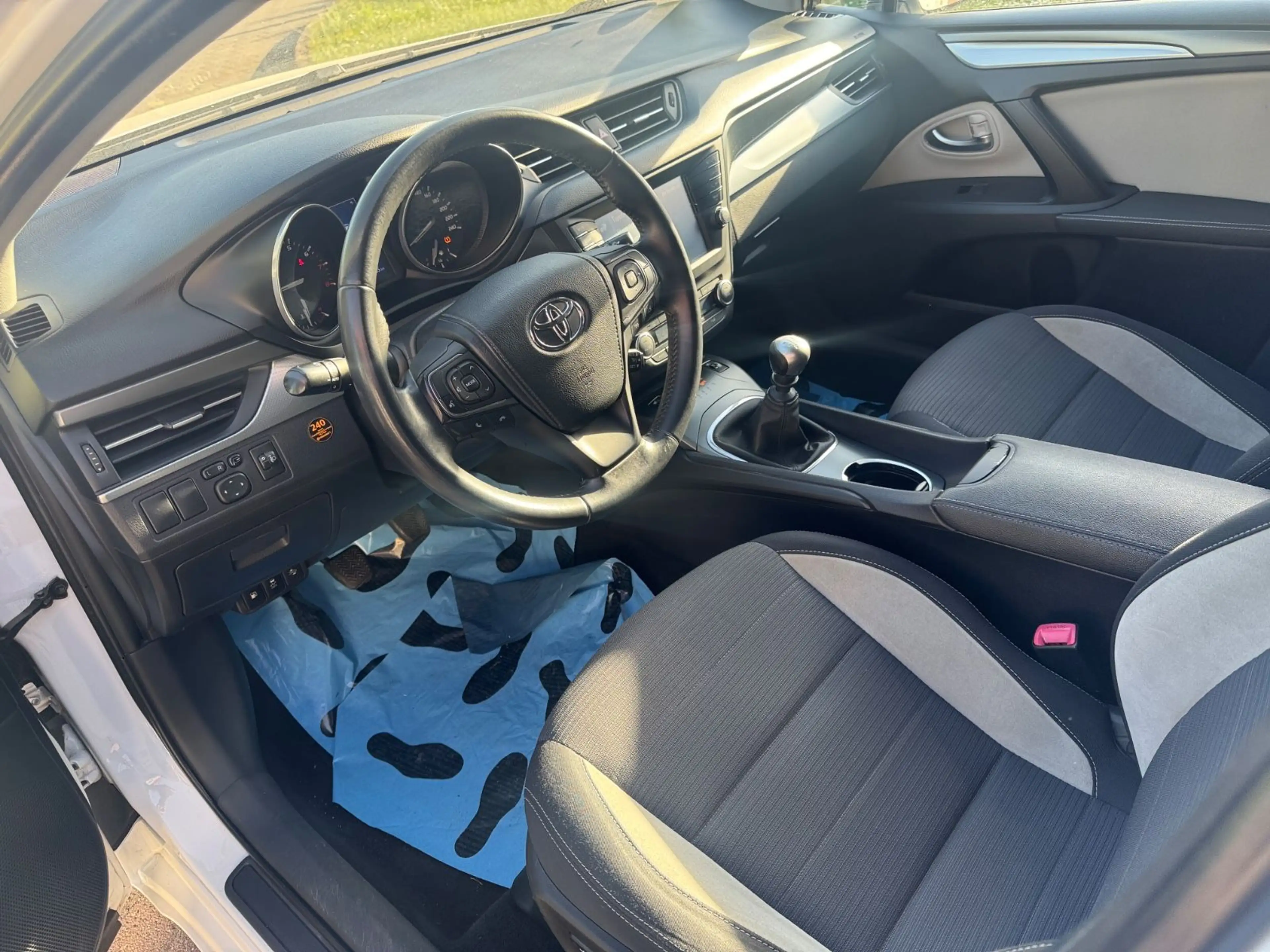Toyota Avensis Touring Sports Edition-S — photo 13