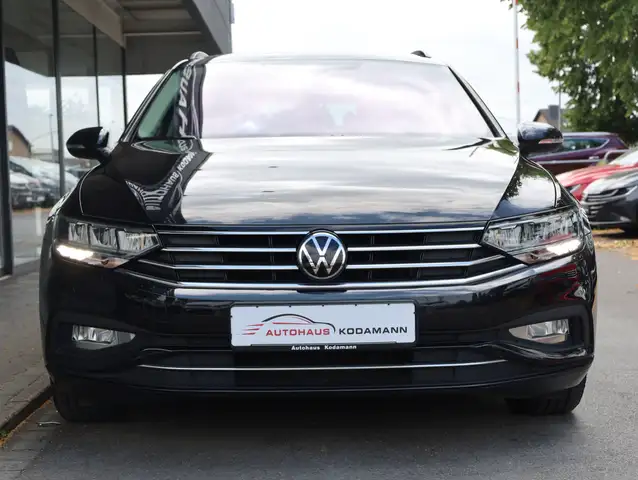 Volkswagen Passat view 4