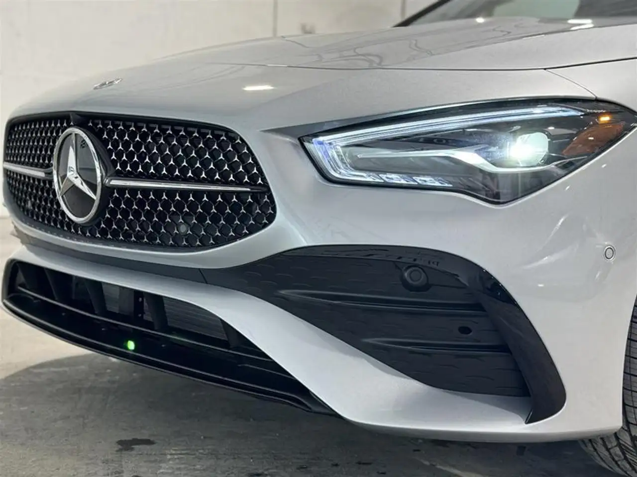 Mercedes-Benz CLA снимка Mercedes-Benz CLA