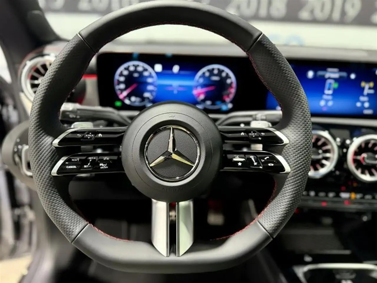 Mercedes-Benz CLA снимка Mercedes-Benz CLA