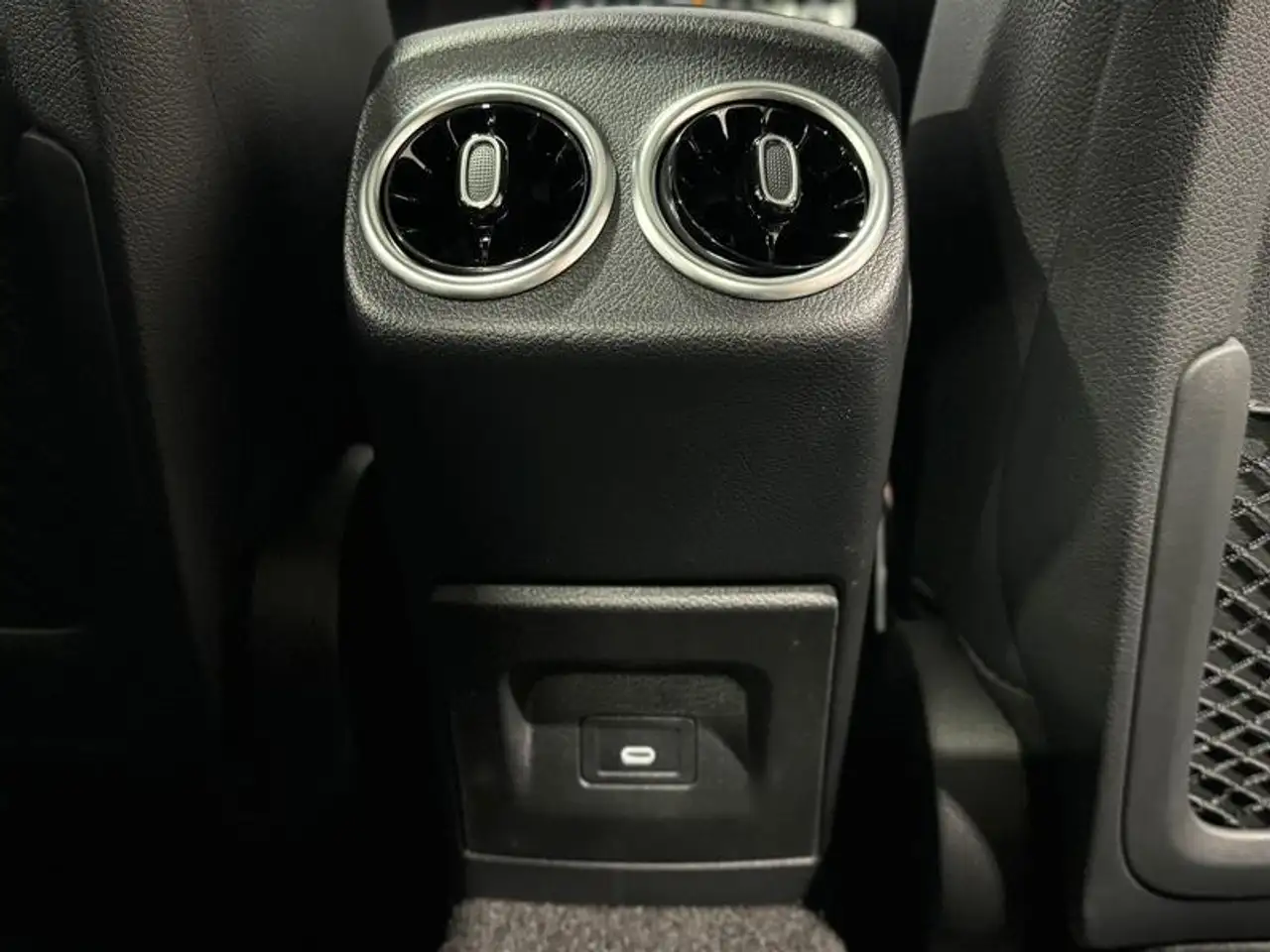 Mercedes-Benz CLA снимка Mercedes-Benz CLA