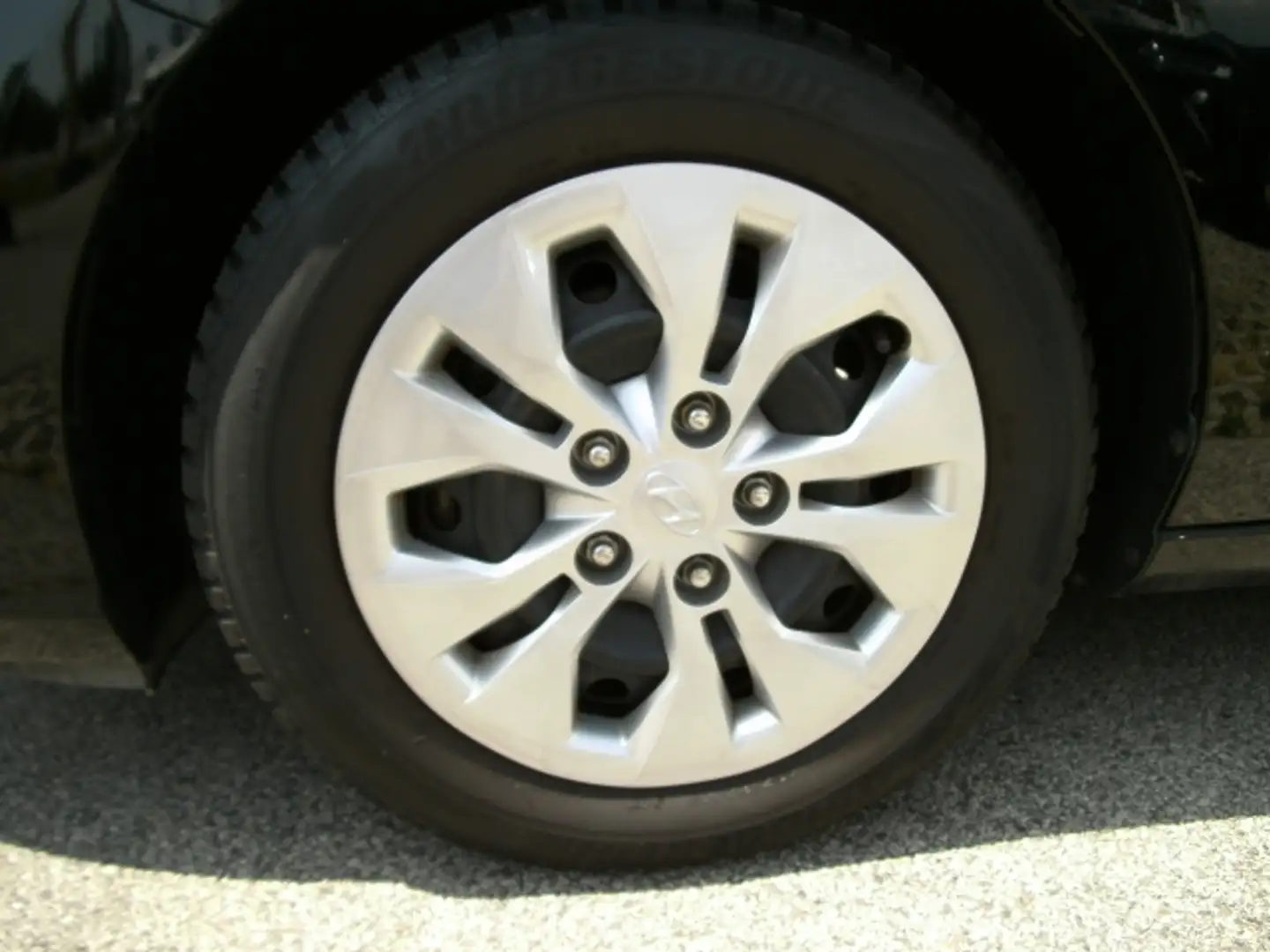 Hyundai i30 i30 1,4 MPI Entry Schwarz - 2