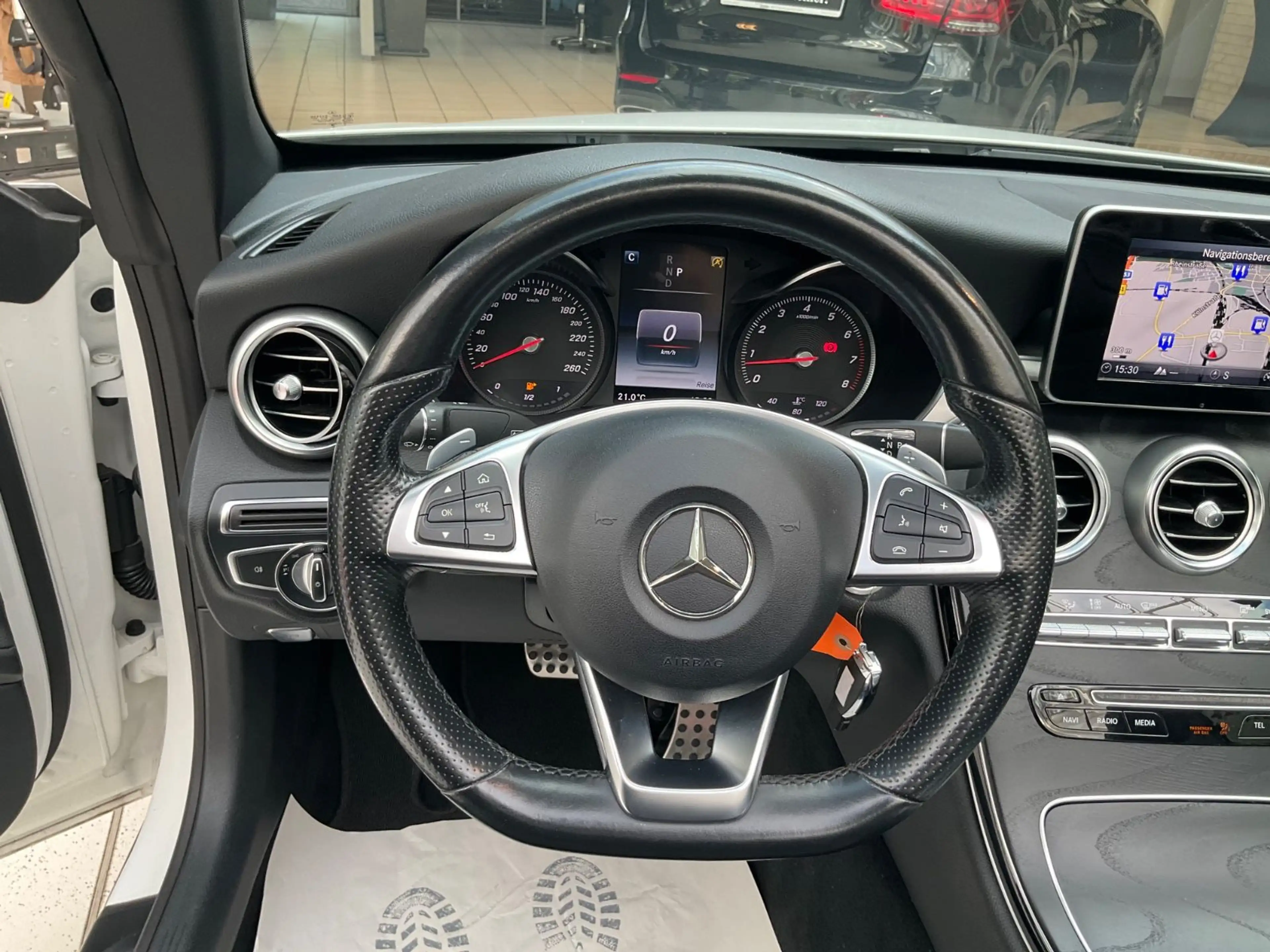 Mercedes-Benz C 250 Cabrio *AMG Line* — photo 13
