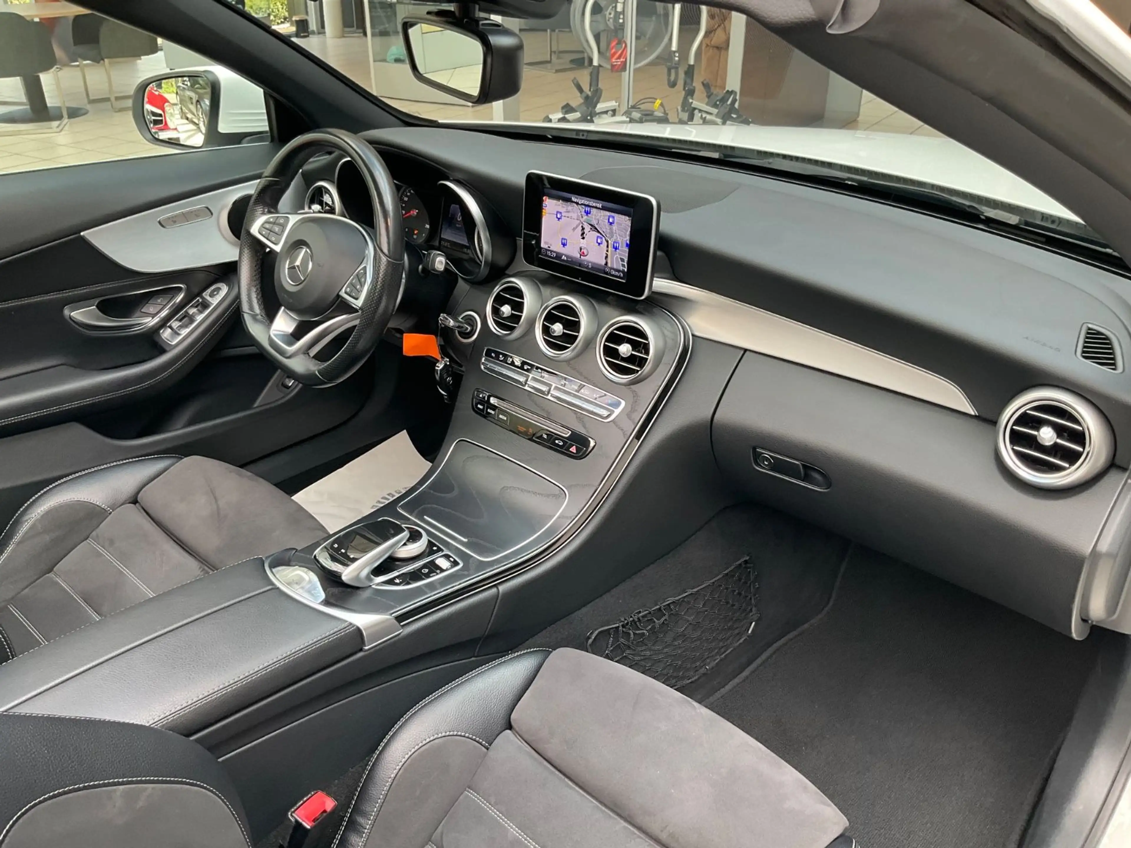 Mercedes-Benz C 250 Cabrio *AMG Line* — photo 12