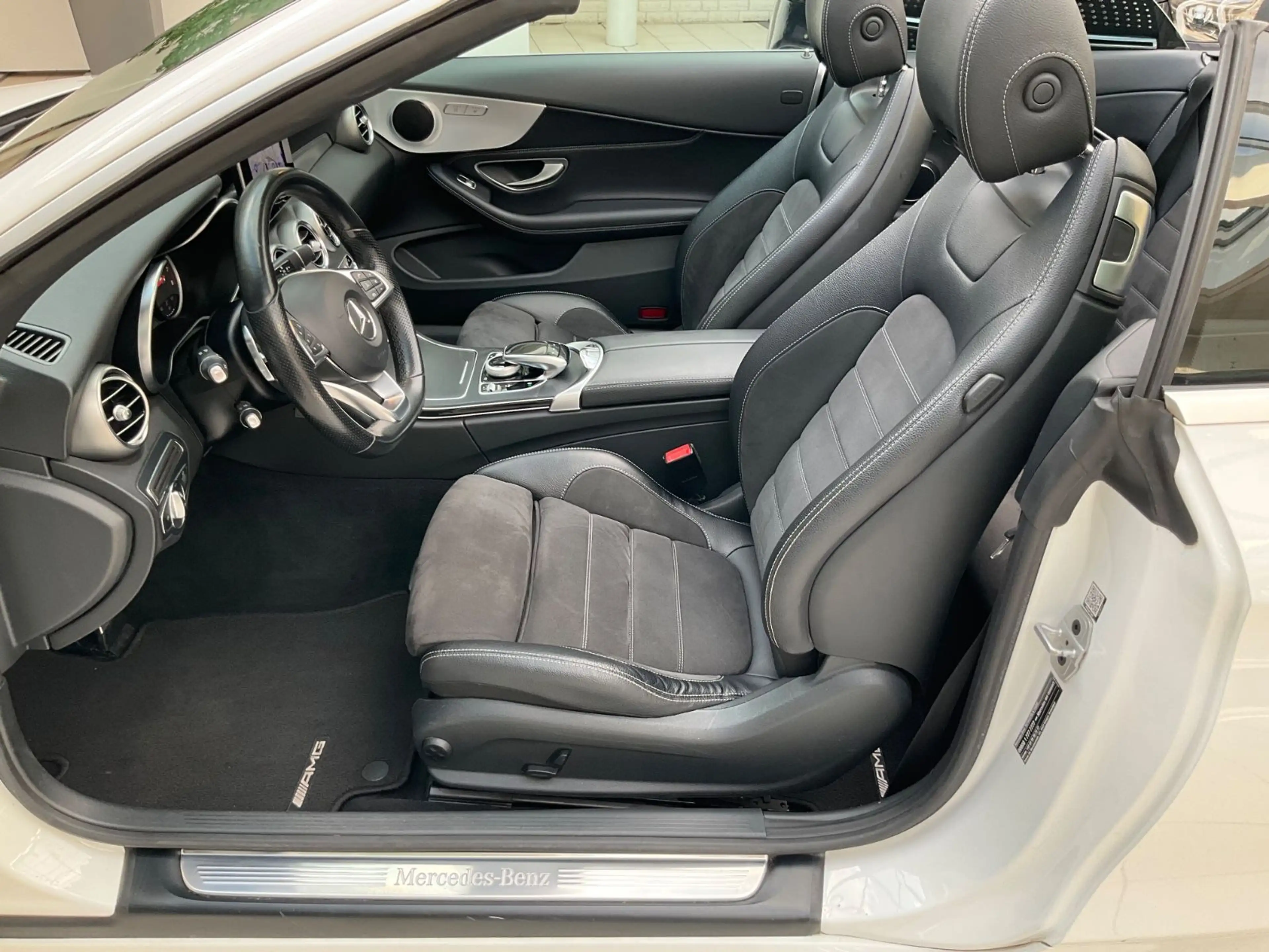 Mercedes-Benz C 250 Cabrio *AMG Line* — photo 14