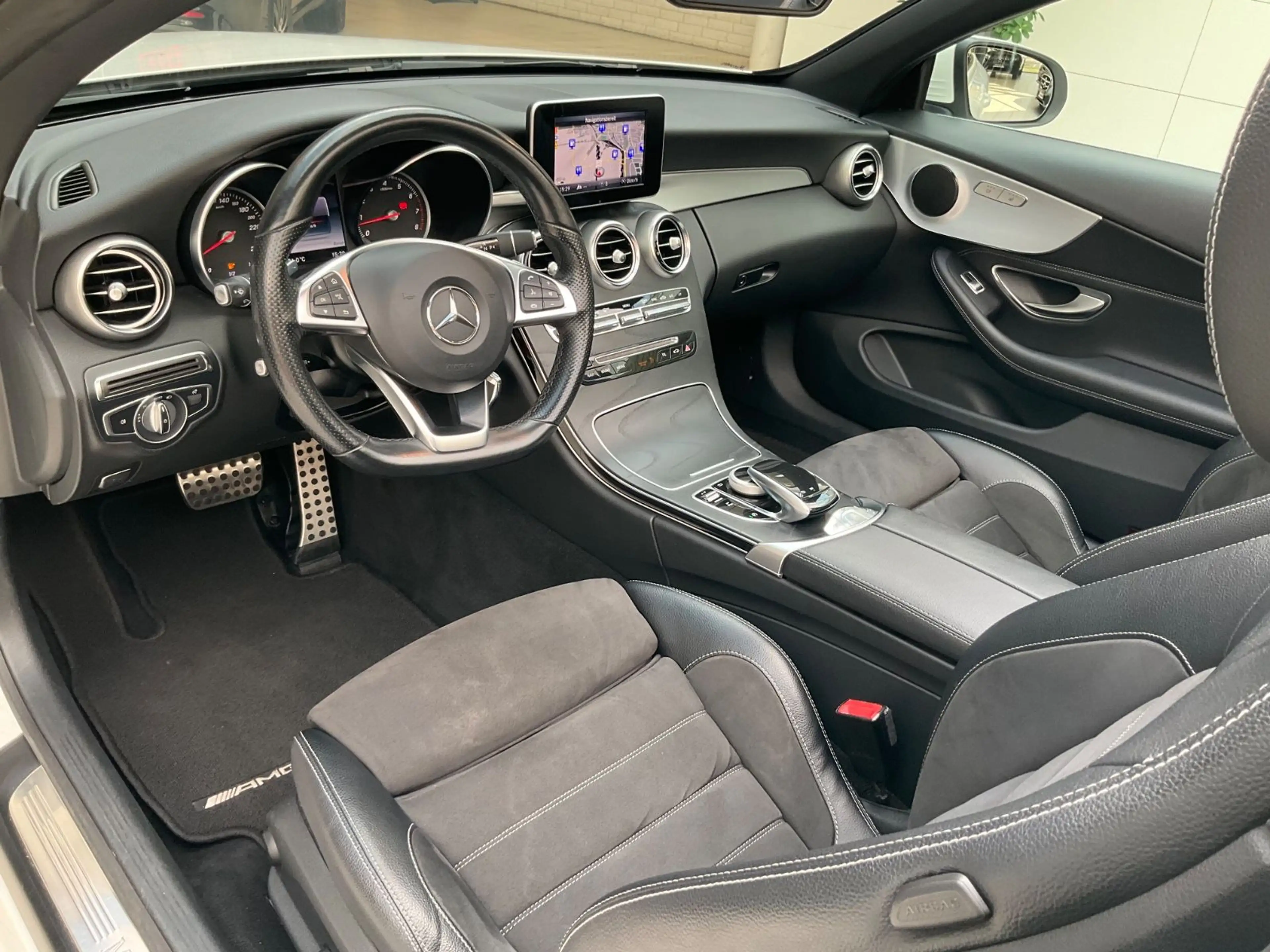 Mercedes-Benz C 250 Cabrio *AMG Line* — photo 11