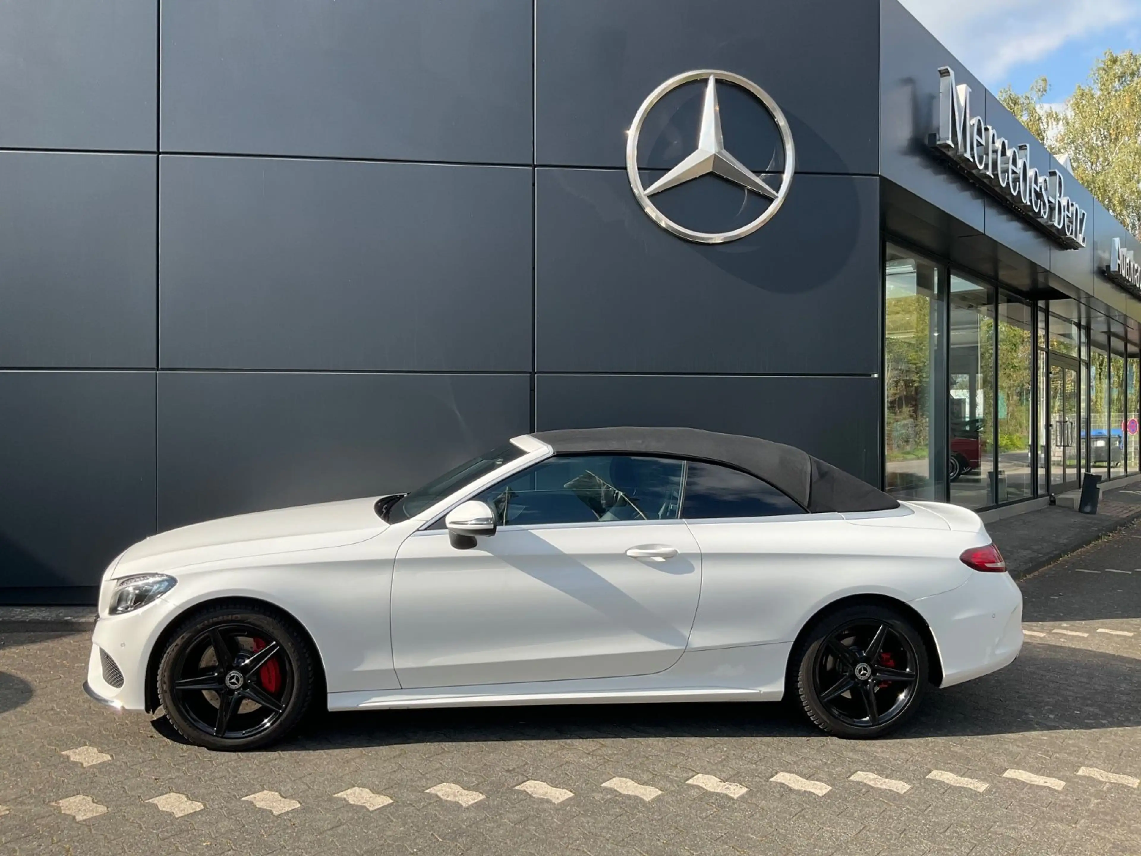 Mercedes-Benz C 250 Cabrio *AMG Line* — photo 3