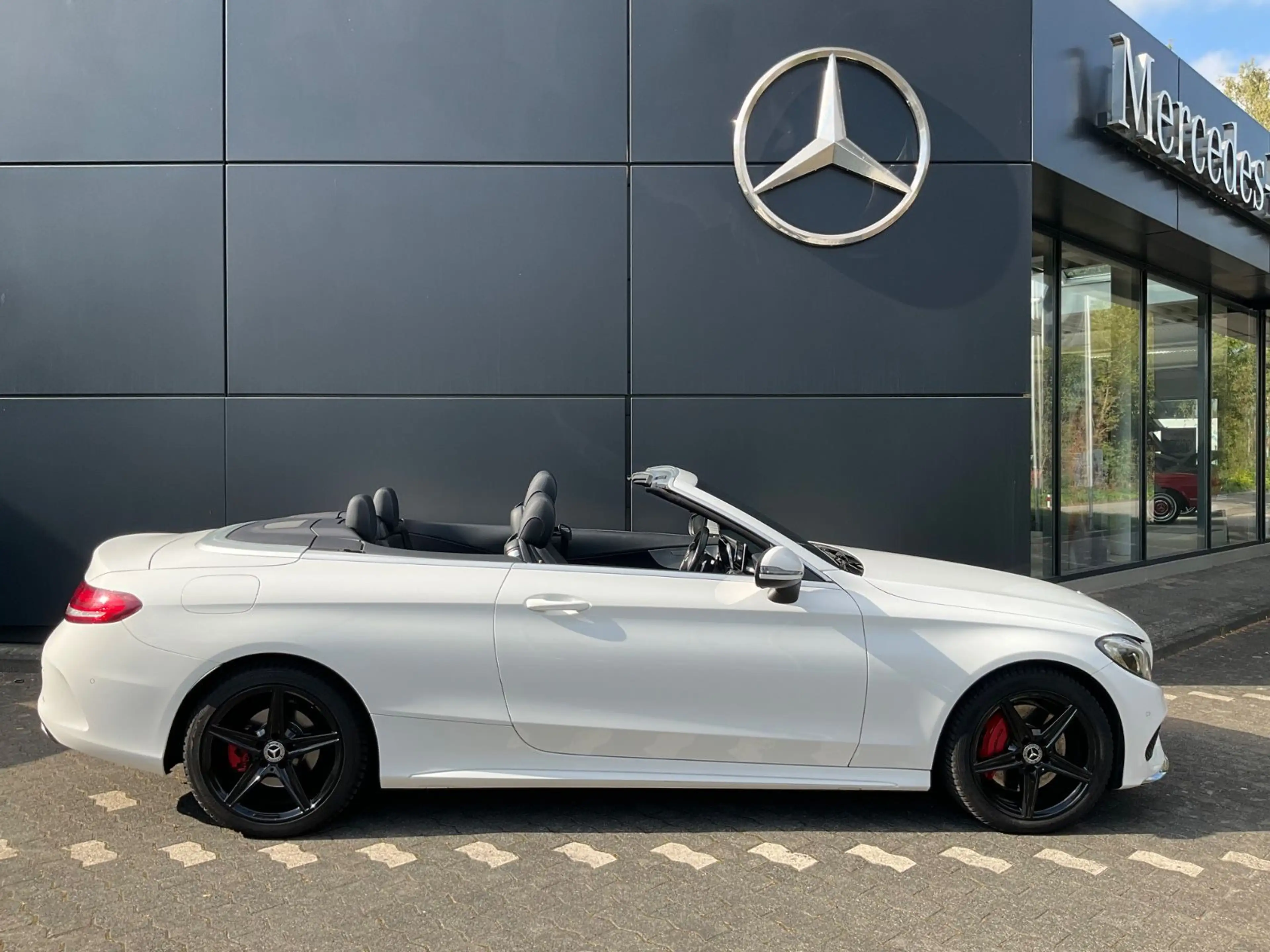 Mercedes-Benz C 250 Cabrio *AMG Line* — photo 4