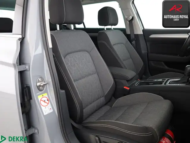 Volkswagen Passat view 11