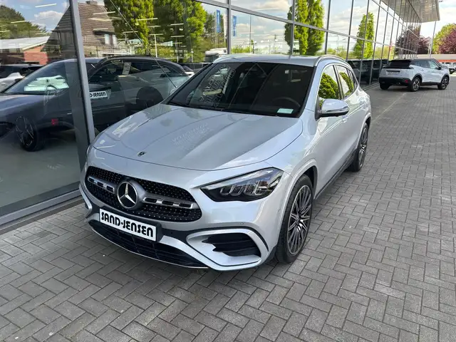 Mercedes-Benz GLA 200 AMG Line Premium Stndhzung AHK Sound 20"