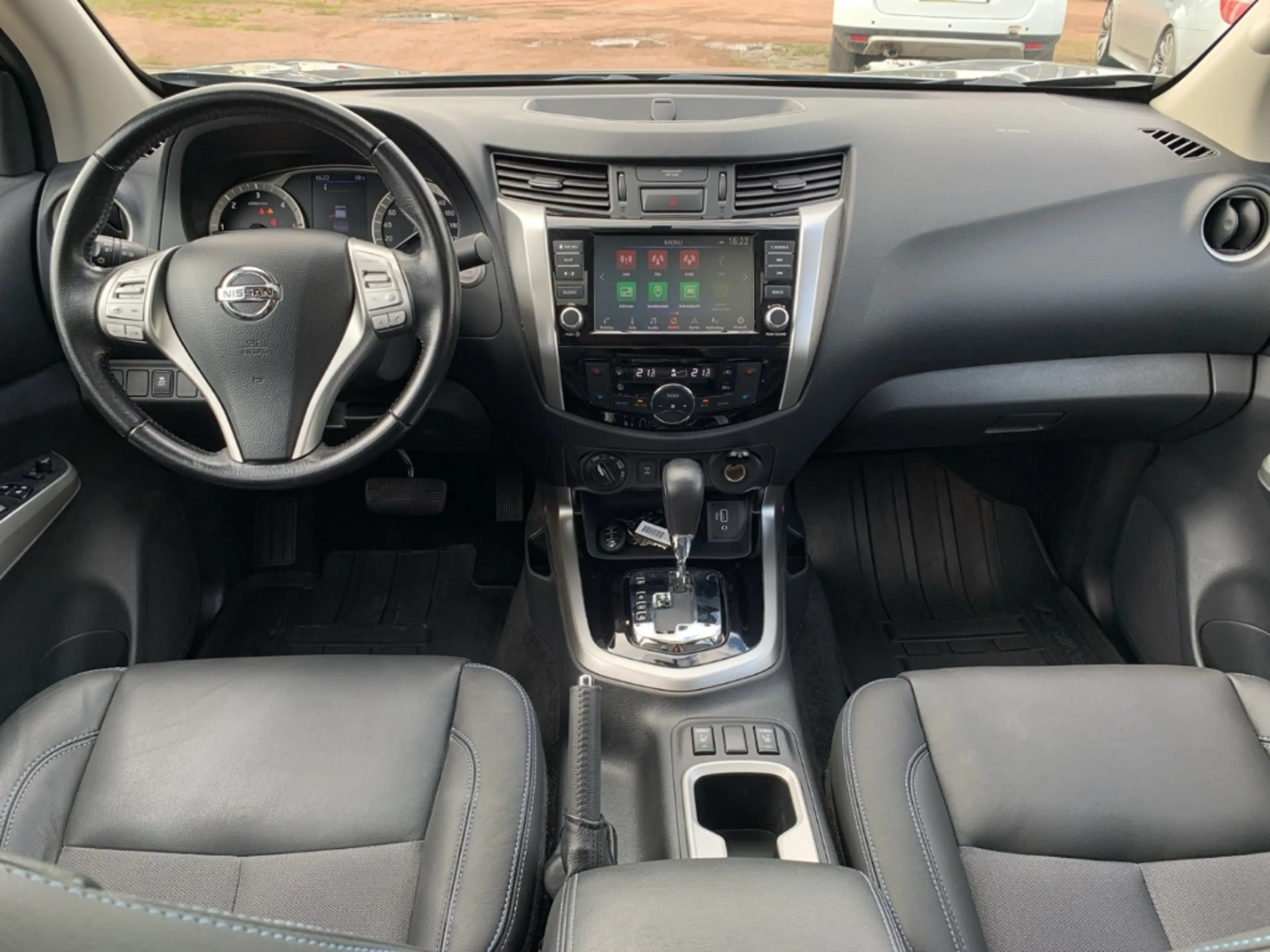 Nissan Navara NP300 N-Guard Double Cab 4x4 AHK+NAVI+GJR — photo 14