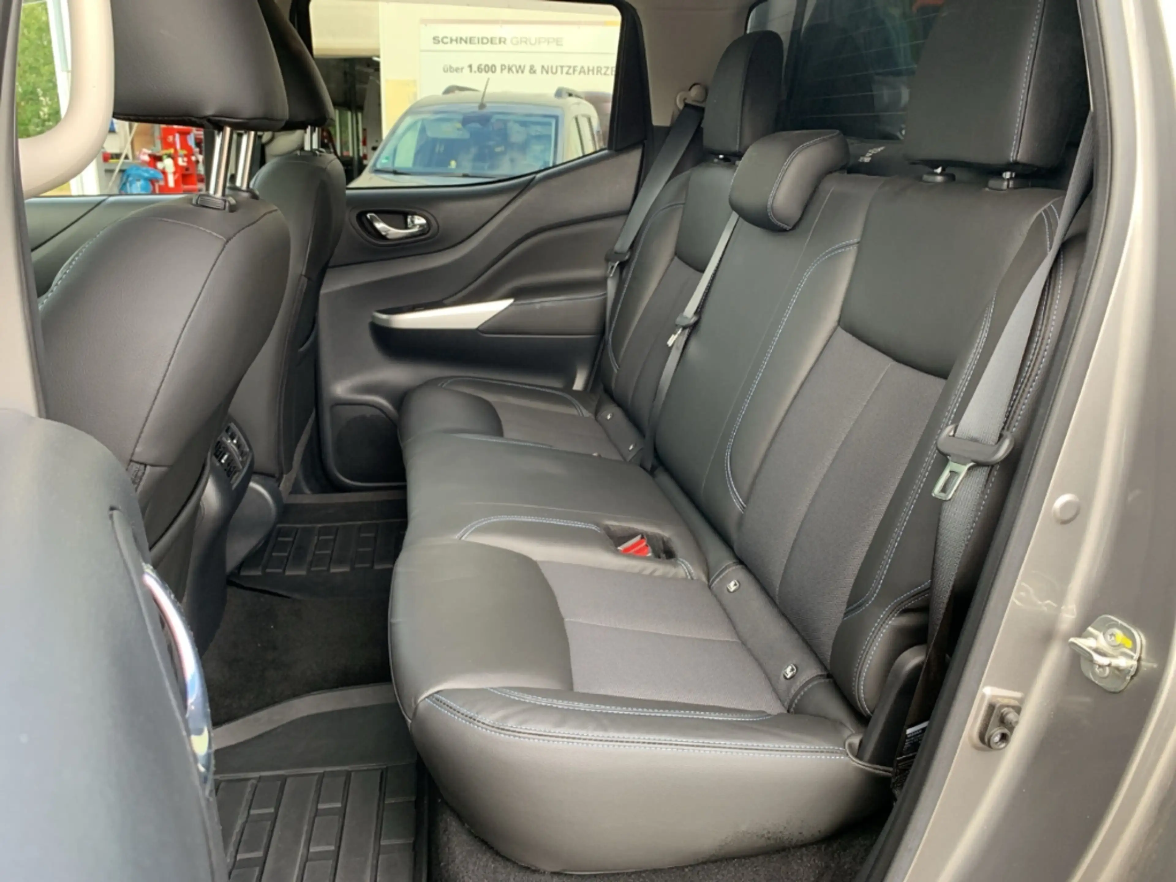 Nissan Navara NP300 N-Guard Double Cab 4x4 AHK+NAVI+GJR — photo 11