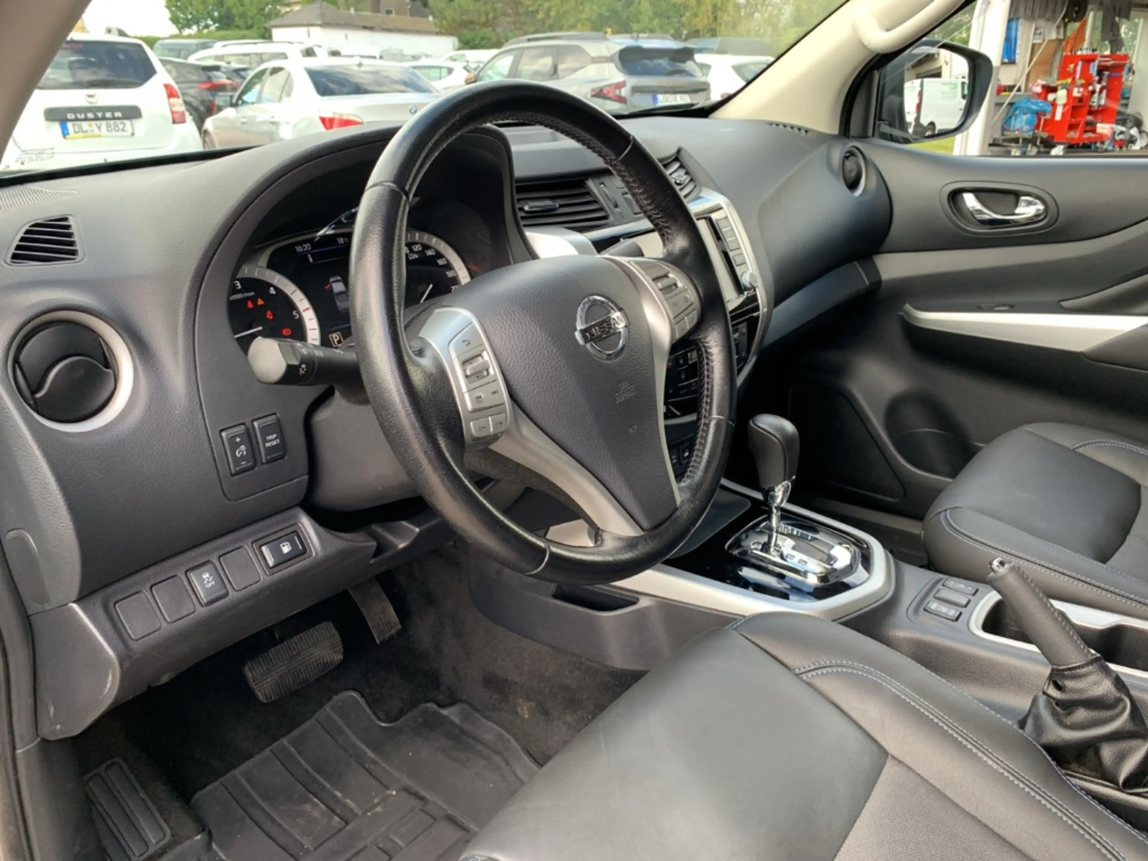 Nissan Navara NP300 N-Guard Double Cab 4x4 AHK+NAVI+GJR — photo 10