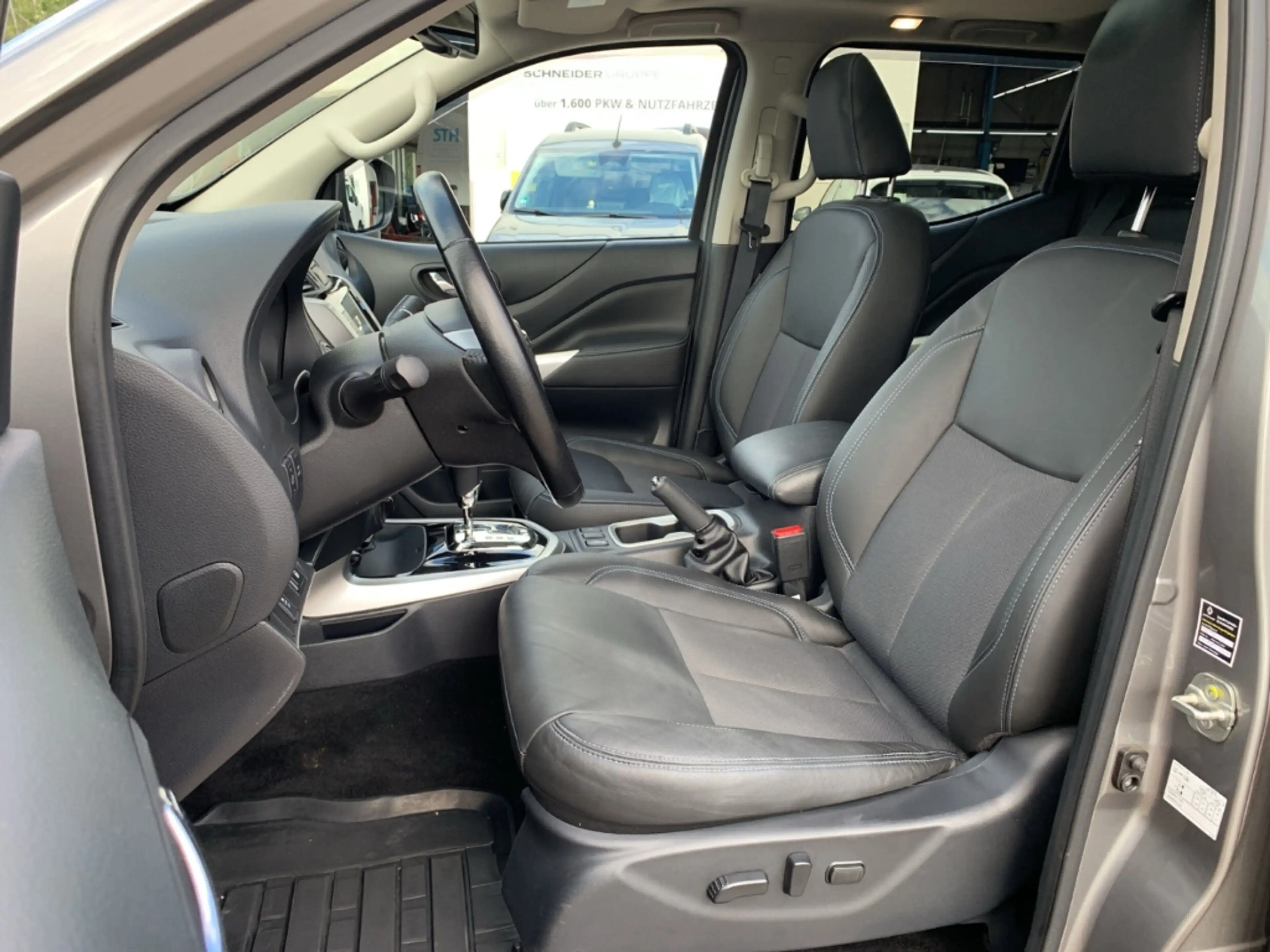 Nissan Navara NP300 N-Guard Double Cab 4x4 AHK+NAVI+GJR — photo 9