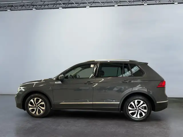 Volkswagen Tiguan view 3
