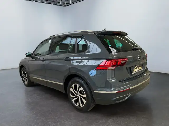 Volkswagen Tiguan view 4