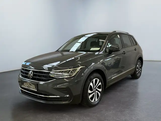 Volkswagen Tiguan view 2