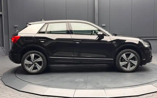 Audi Q2 view 6