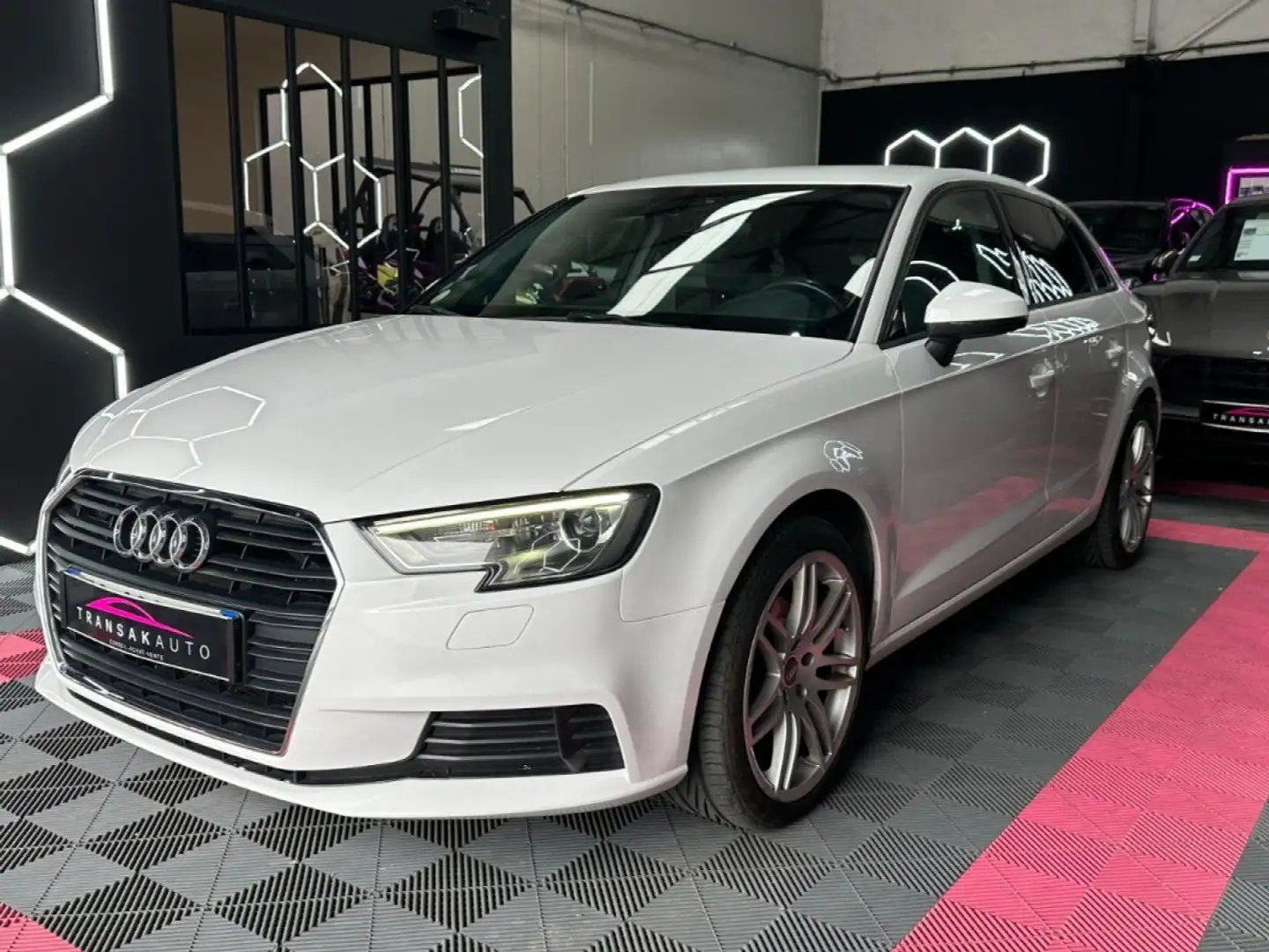 Audi A3 1.6 TDI 110 ch S tronic 7 Design Distribution OK - Weiß - 2