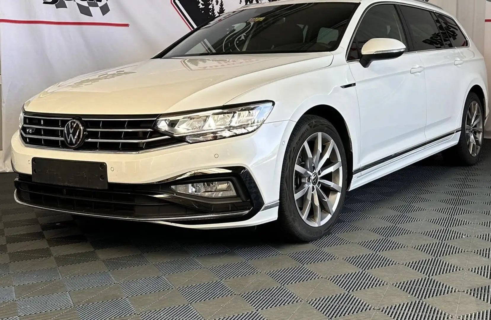 Volkswagen Passat Variant 2.0 TDI SCR DSG 4M*Massage*Parkass*Business* White - 1