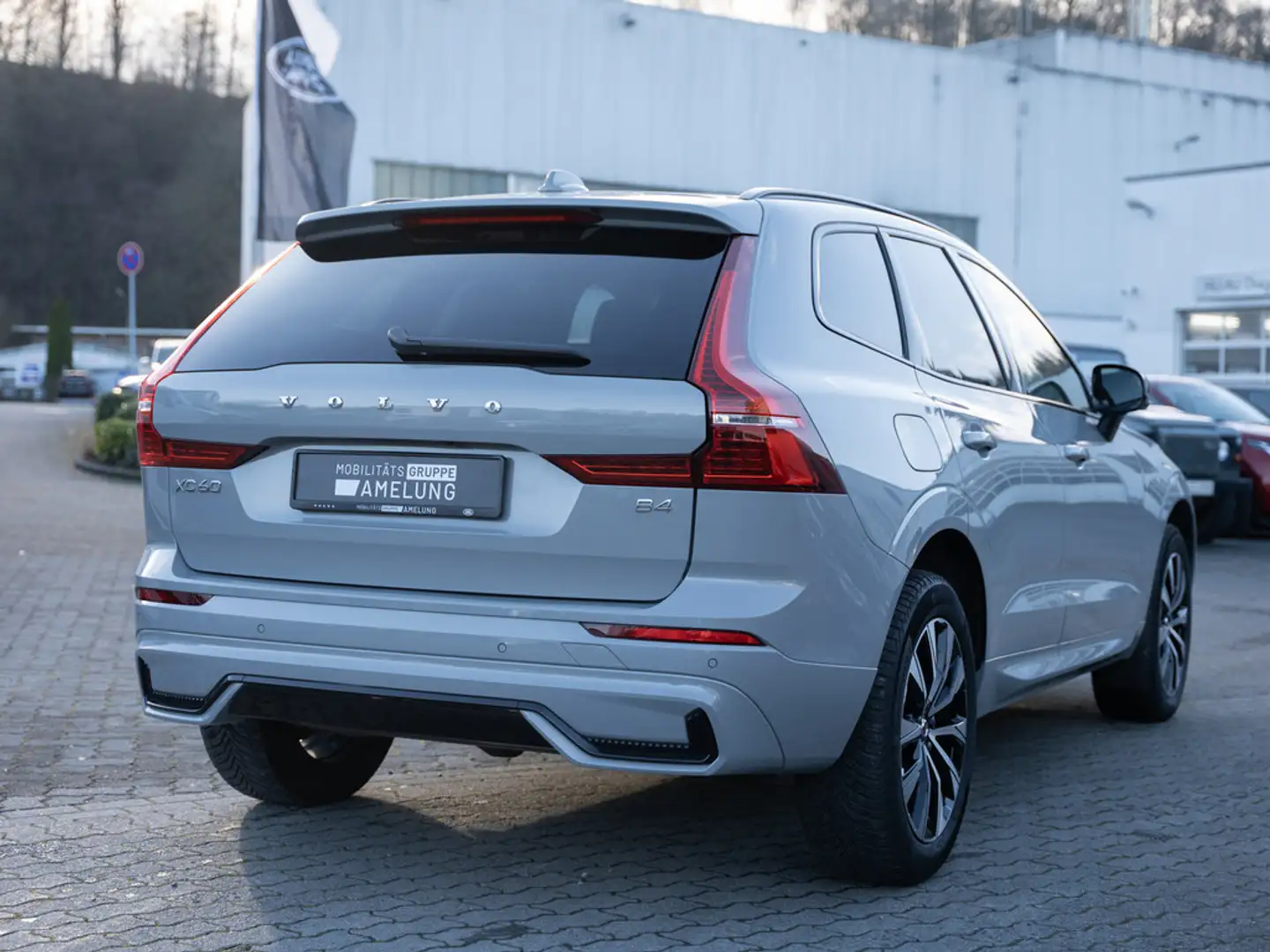 Volvo XC60 B4 Plus Dark 2WD SHZ H/K NAVI FACEL. LED Grau - 2