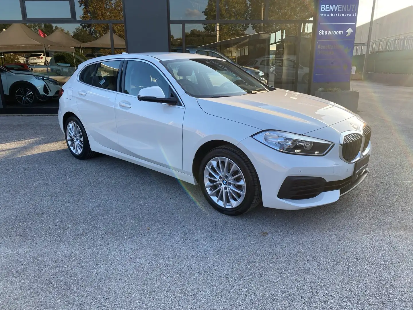 BMW 120 120d xDrive 5p. Advantage Weiß - 1