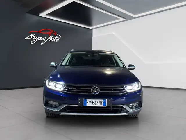 Volkswagen Passat Alltrack view 2