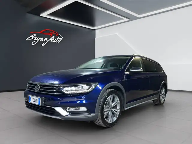 Volkswagen Passat Alltrack view 5