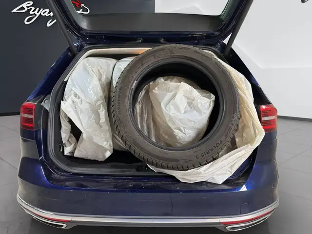 Volkswagen Passat Alltrack view 14