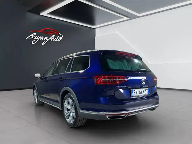 Volkswagen Passat Alltrack view 3