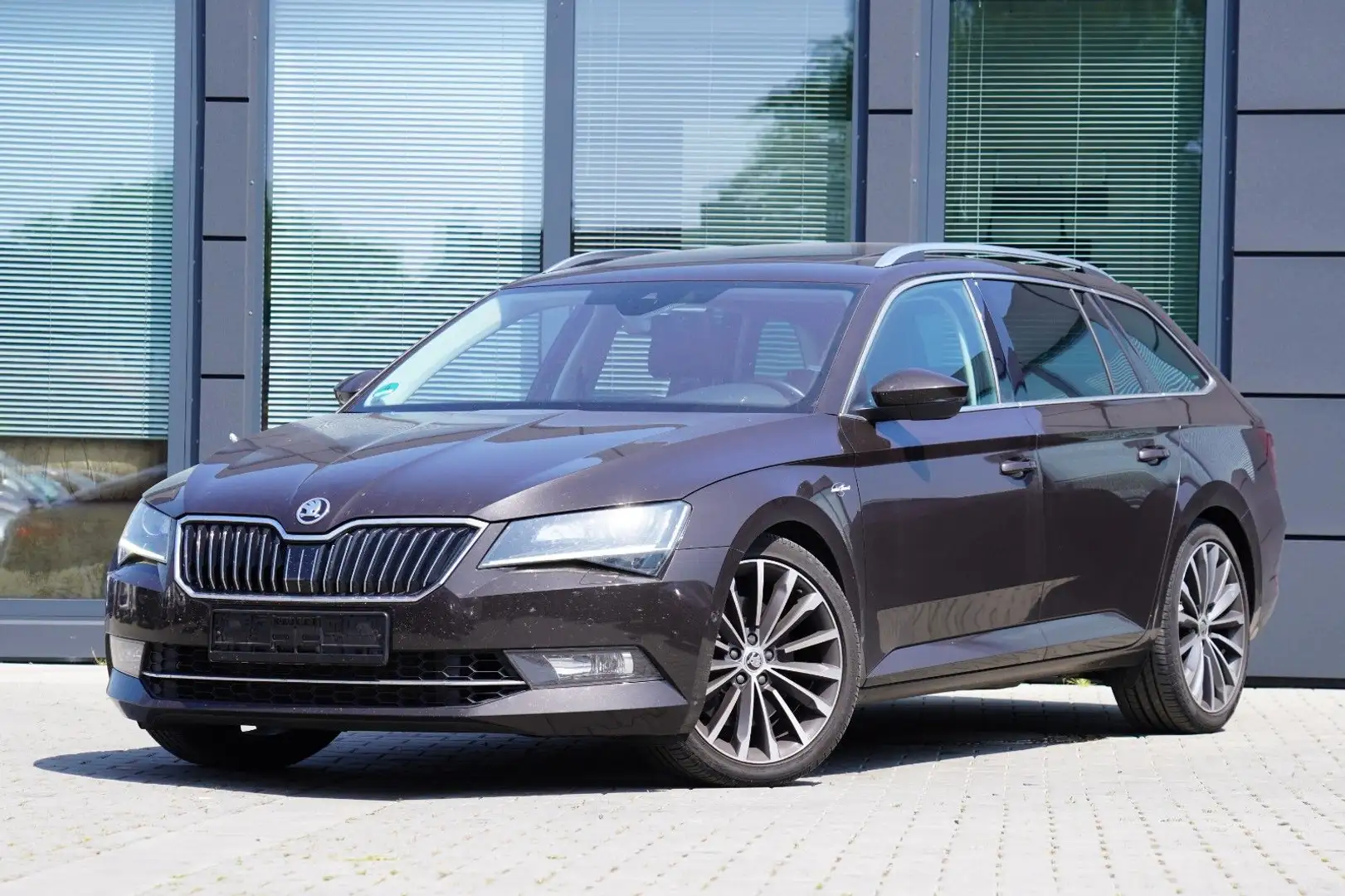Skoda Superb Combi L&K 4x4 *MIT 2 JAHREN GARANTIE* Hnědá - 1