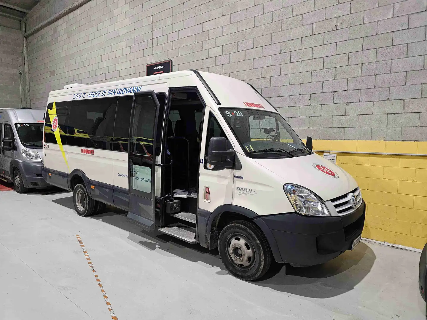 Iveco Daily A50 Irisbus Mussa & Graziano Beige - 1